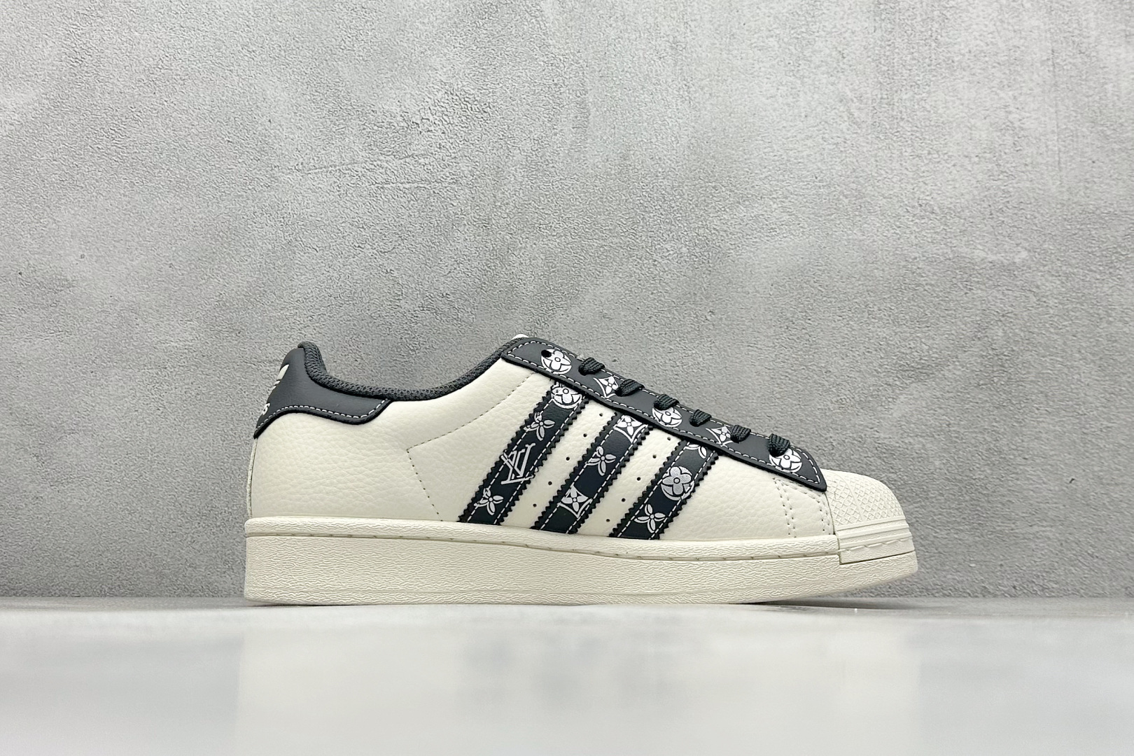 240 AD Originals Superstar x LV 采用全新头层拼接皮革材质 AD8009