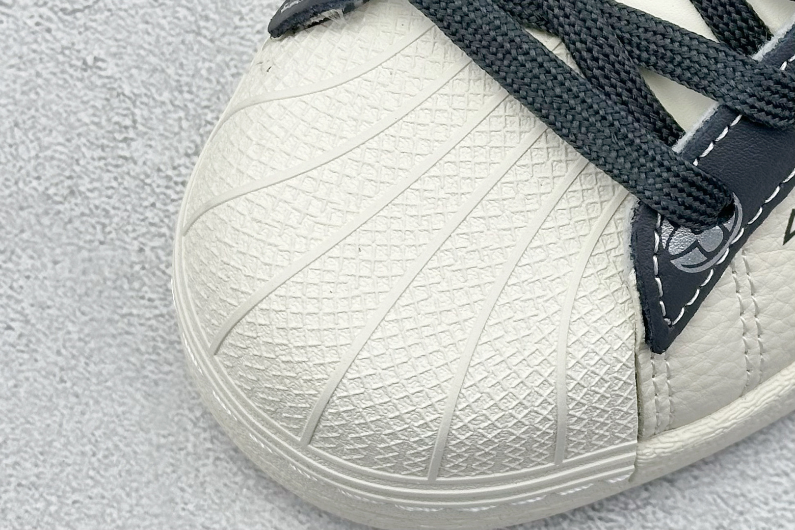 240 AD Originals Superstar x LV 采用全新头层拼接皮革材质 AD8009