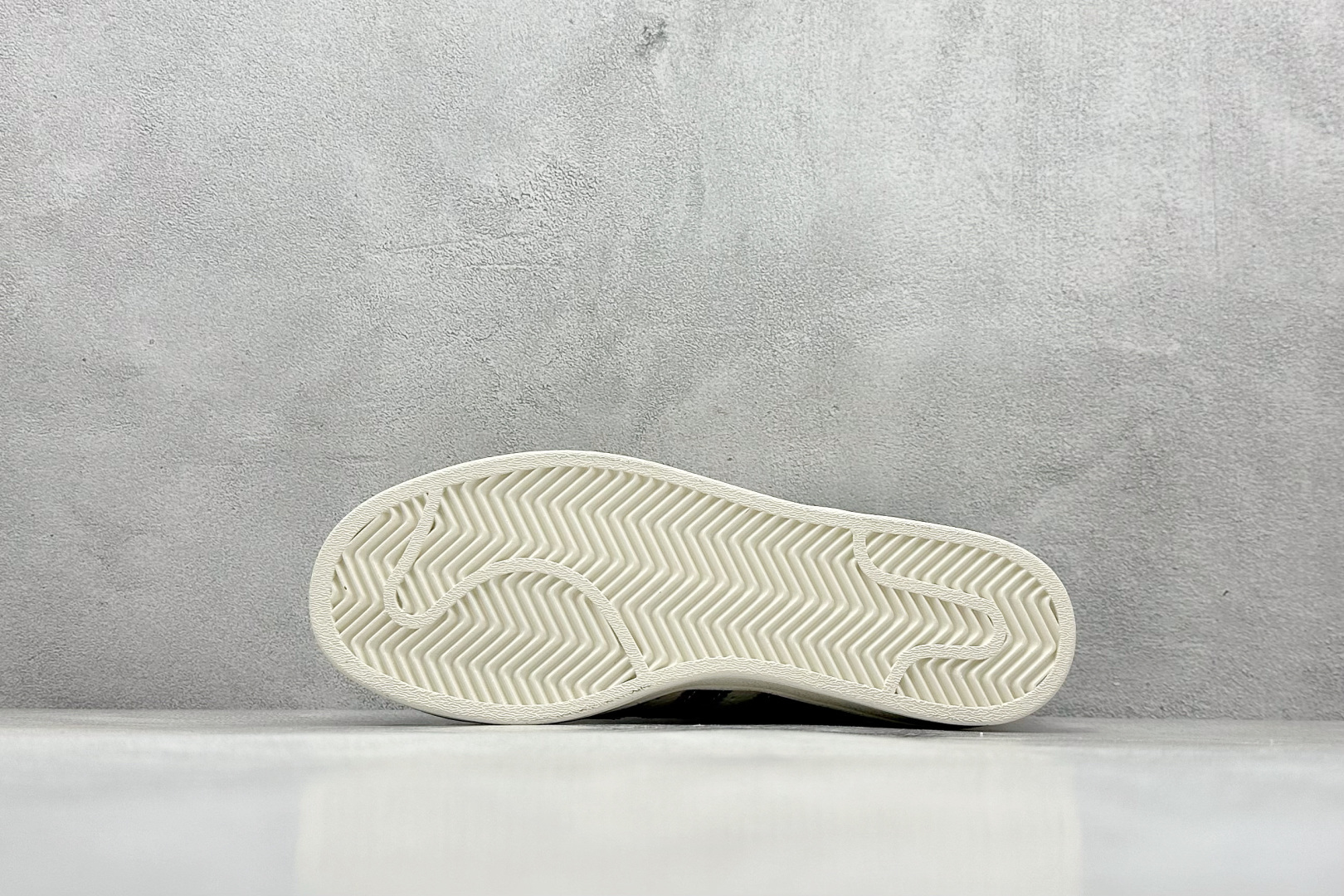 240 AD Originals Superstar x LV 采用全新头层拼接皮革材质 AD8009