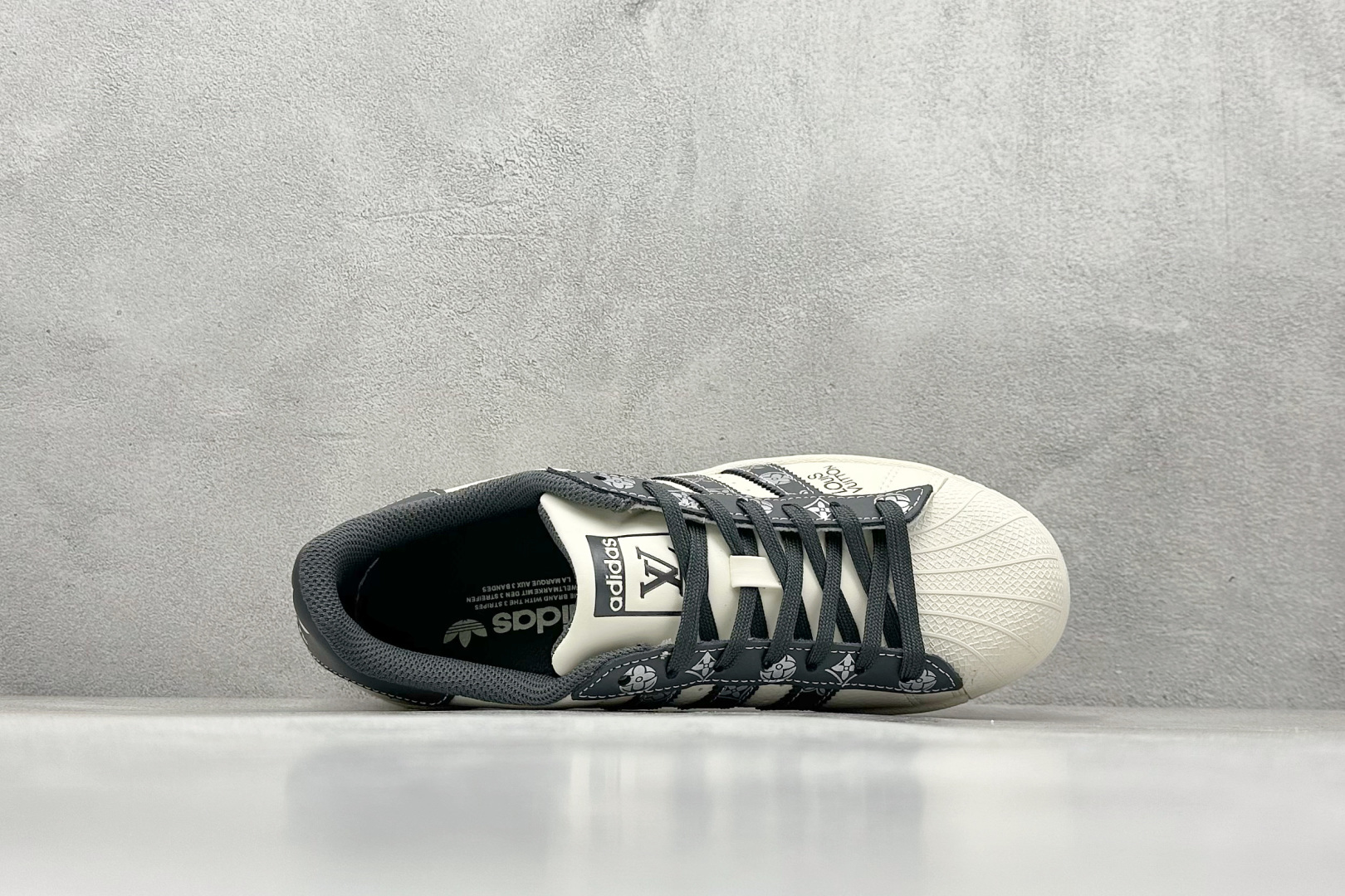 240 AD Originals Superstar x LV 采用全新头层拼接皮革材质 AD8009