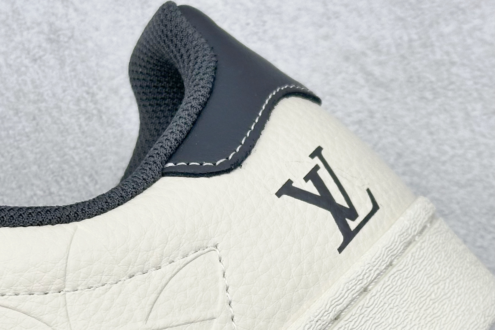 240 AD Originals Superstar x LV 采用全新头层拼接皮革材质 AD8009