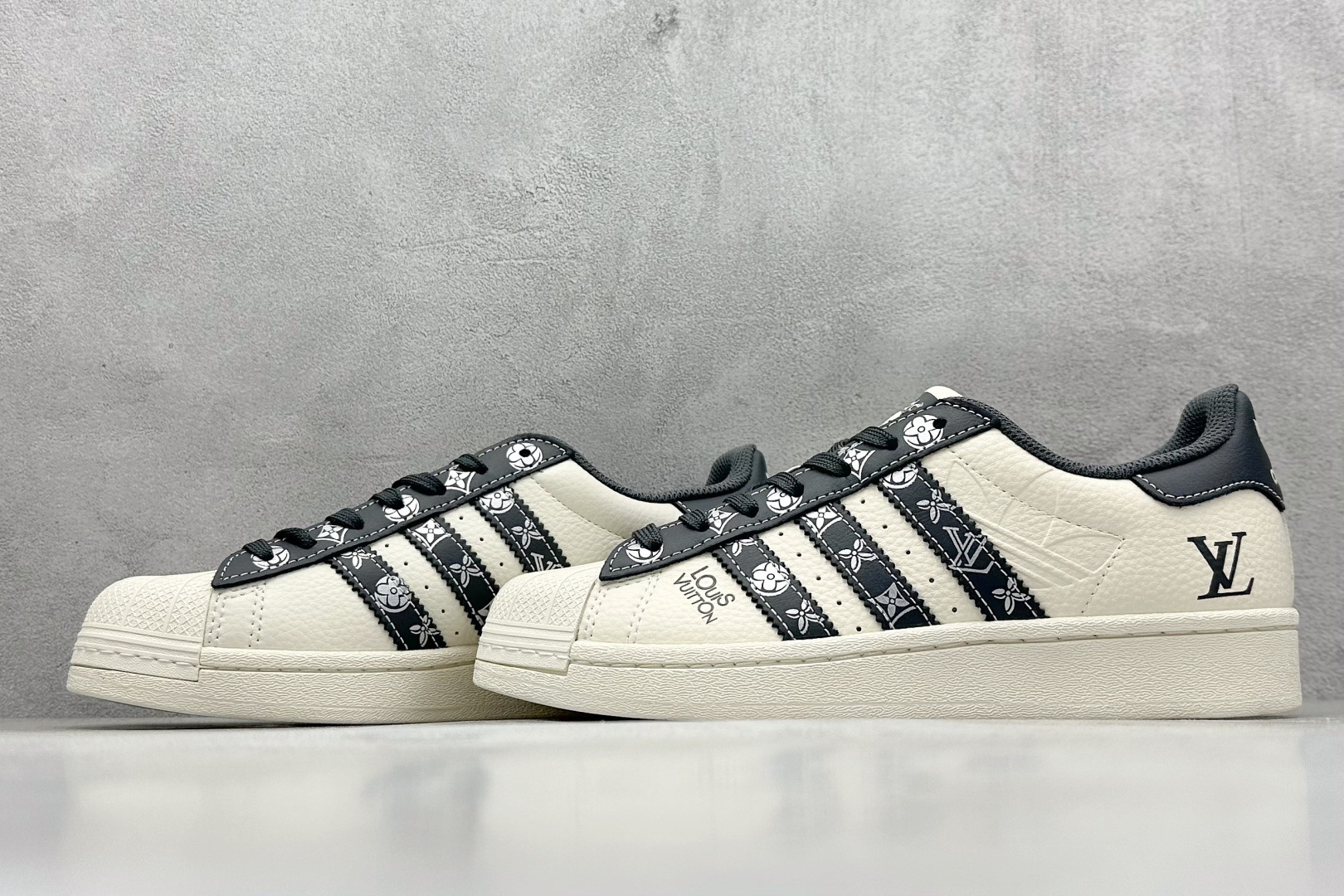 240 AD Originals Superstar x LV 采用全新头层拼接皮革材质 AD8009