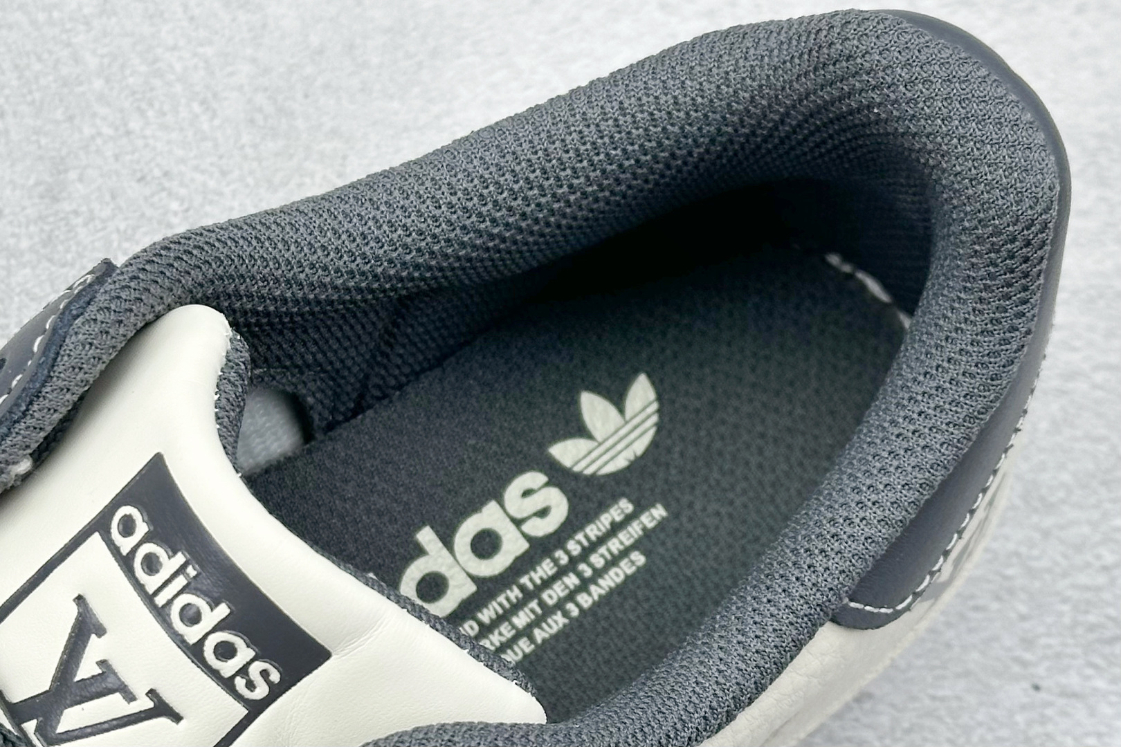 240 AD Originals Superstar x LV 采用全新头层拼接皮革材质 AD8009