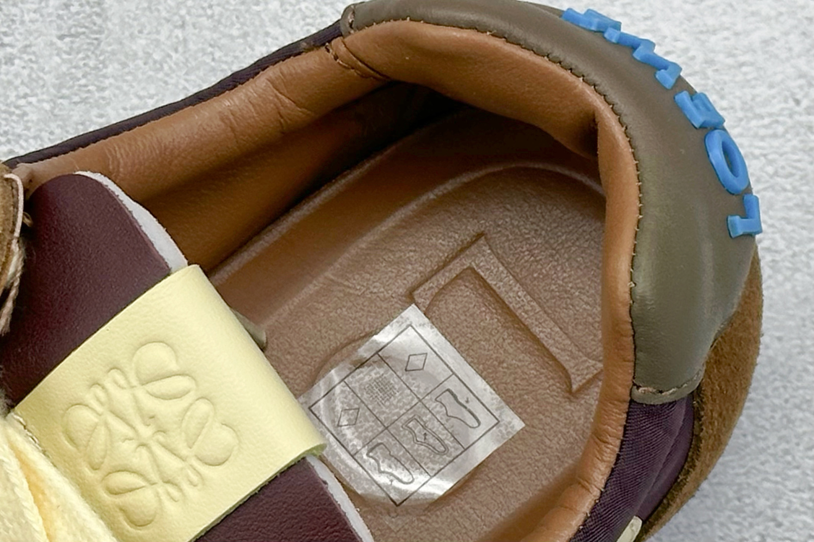 260 W/Loewe罗意威 Ballet Runner 2.0 芭蕾舞2.0系列 复古薄底圆头休闲鞋-Chinese UA Cheap High Quatity Brand Clothes Bags handbags Sneakers wholesale wholesaler seller from China Factory suppliers Fashion Clothing Shoes best Quality Beautiful Price 260 W/Loewe罗意威 Ballet Runner 2.0 芭蕾舞2.0系列 复古薄底圆头休闲鞋