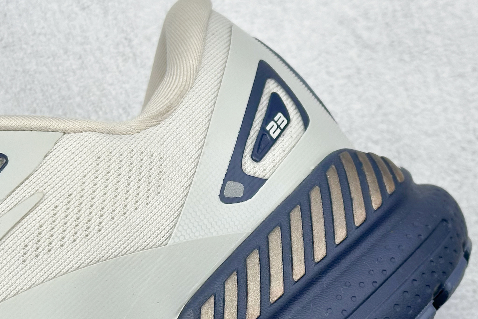 180 Z版 Brooks Adrenaline GTS 23 布鲁克斯网面运动鞋 110391 1D 206