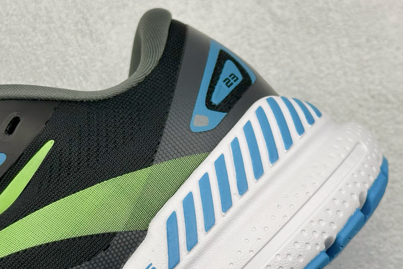 180 Z版 Brooks Adrenaline GTS 23 布鲁克斯网面运动鞋 110391 1B 006