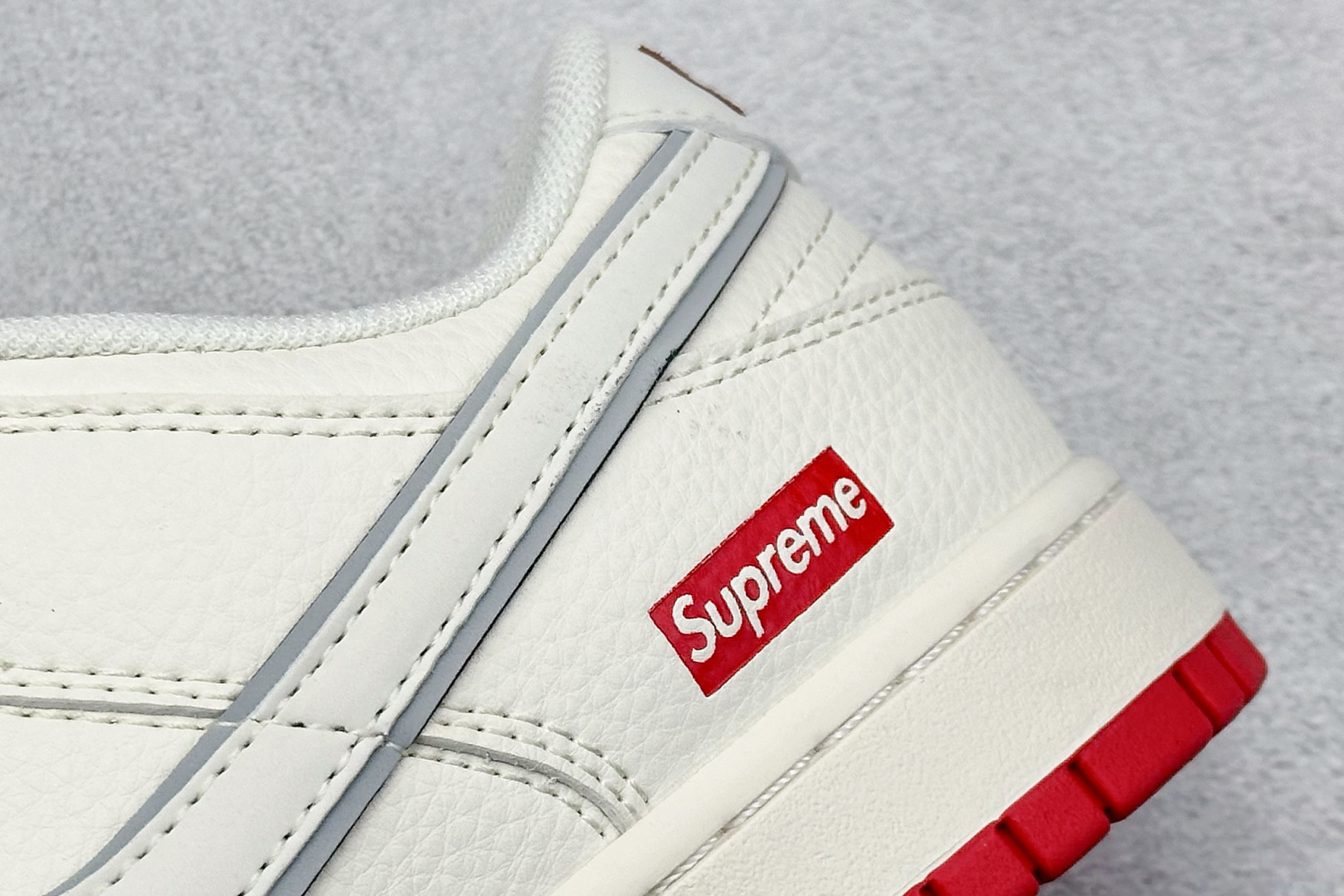 280 XC版Nike SB Dunk Low Supreme联名 双拼米红 周年高端定制 低帮休闲板鞋 XX3168-191-Chinese UA Cheap High Quatity Brand Clothes Bags handbags Sneakers wholesale wholesaler seller from China Factory suppliers Fashion Clothing Shoes best Quality Beautiful Price 280 XC版Nike SB Dunk Low Supreme联名 双拼米红 周年高端定制 低帮休闲板鞋 XX3168-191