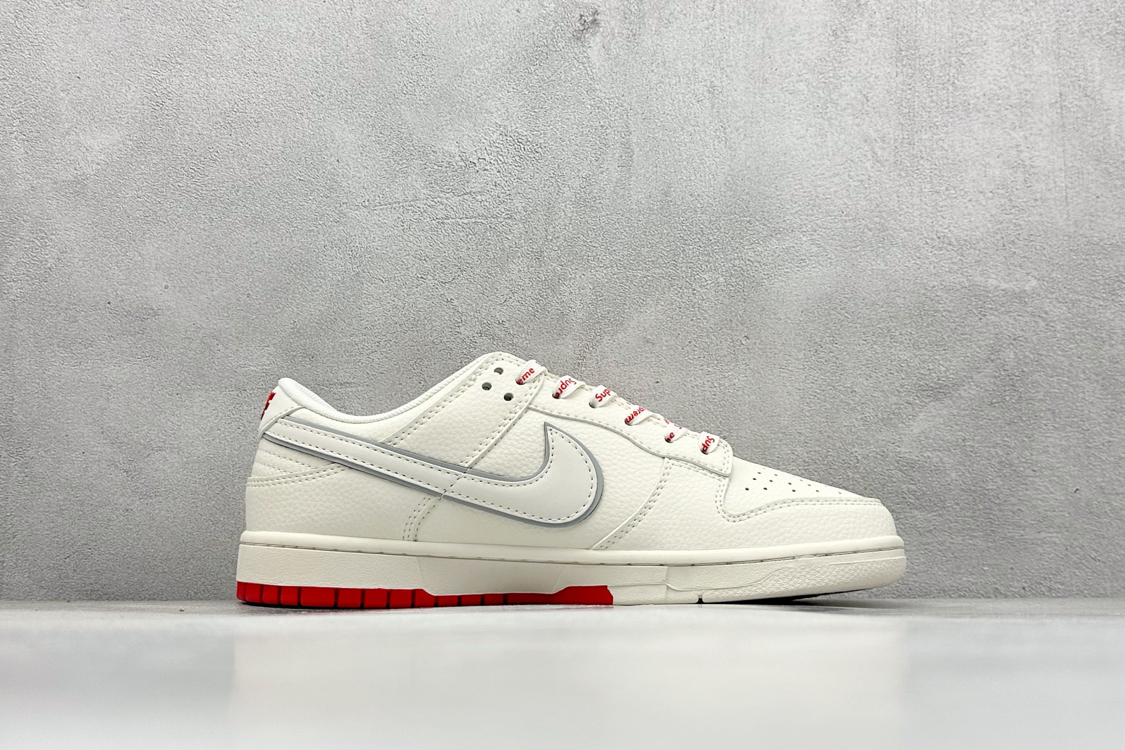 280 XC版Nike SB Dunk Low Supreme联名 双拼米红 周年高端定制 低帮休闲板鞋 XX3168-191-Chinese UA Cheap High Quatity Brand Clothes Bags handbags Sneakers wholesale wholesaler seller from China Factory suppliers Fashion Clothing Shoes best Quality Beautiful Price 280 XC版Nike SB Dunk Low Supreme联名 双拼米红 周年高端定制 低帮休闲板鞋 XX3168-191