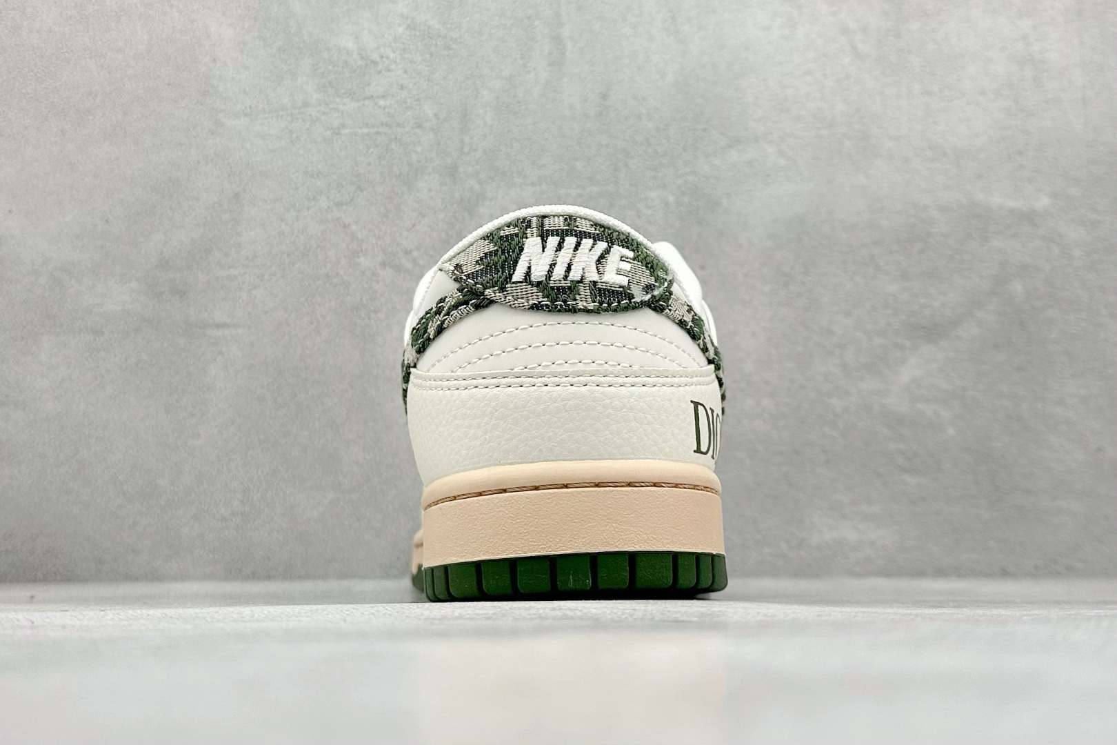 280 XC版 Nike SB Dunk Low Dior联名 迷彩绿勾 周年高端定制 低帮休闲板鞋 FC1688-226-Chinese UA Cheap High Quatity Brand Clothes Bags handbags Sneakers wholesale wholesaler seller from China Factory suppliers Fashion Clothing Shoes best Quality Beautiful Price 280 XC版 Nike SB Dunk Low Dior联名 迷彩绿勾 周年高端定制 低帮休闲板鞋 FC1688-226