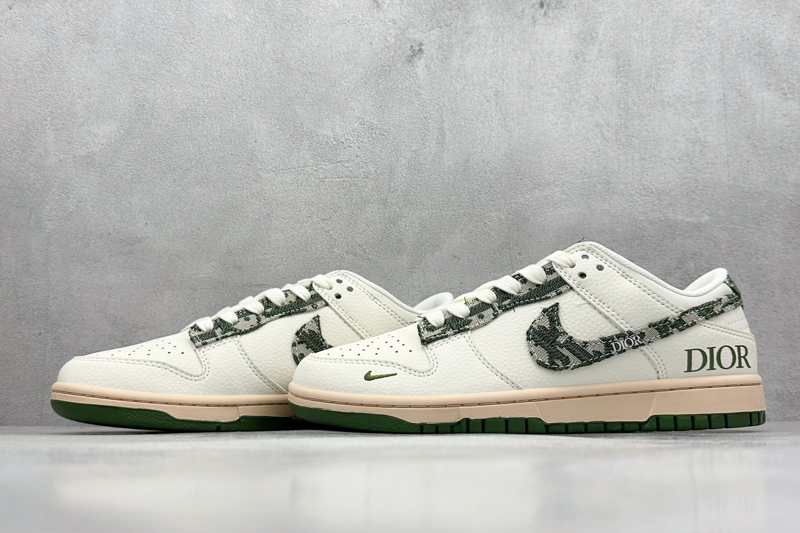 280 XC版 Nike SB Dunk Low Dior联名 迷彩绿勾 周年高端定制 低帮休闲板鞋 FC1688-226-Chinese UA Cheap High Quatity Brand Clothes Bags handbags Sneakers wholesale wholesaler seller from China Factory suppliers Fashion Clothing Shoes best Quality Beautiful Price 280 XC版 Nike SB Dunk Low Dior联名 迷彩绿勾 周年高端定制 低帮休闲板鞋 FC1688-226