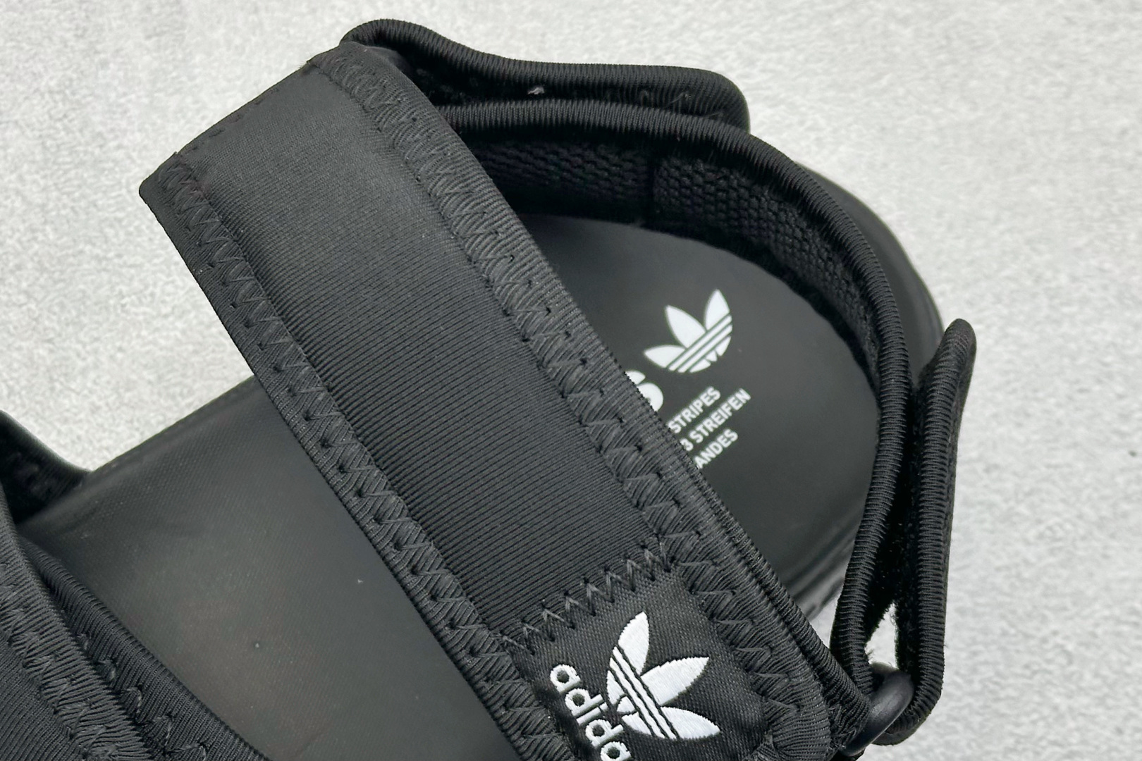 140 adidas originals Adilette Sandal 4.0 休闲运动 沙滩凉鞋 GZ8409-Chinese UA Cheap High Quatity Brand Clothes Bags handbags Sneakers wholesale wholesaler seller from China Factory suppliers Fashion Clothing Shoes best Quality Beautiful Price 140 adidas originals Adilette Sandal 4.0 休闲运动 沙滩凉鞋 GZ8409