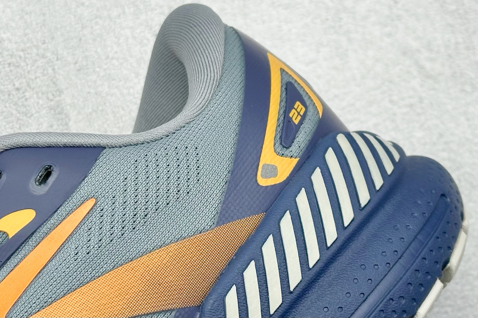 180 Z版Brooks Adrenaline GTS 23 布鲁克斯网面运动鞋 110391 1D 027