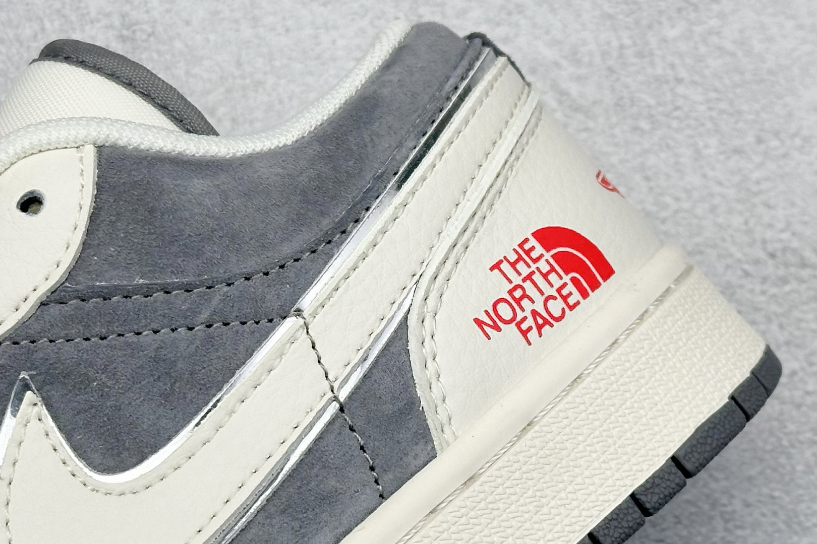 220 XC版 Air Jordan 1 Retro Low x The North Face 米灰红小钩 SJ9950-039