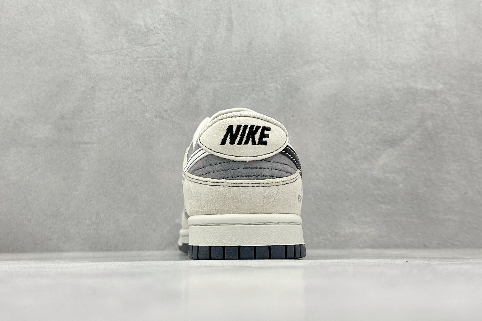 240 XC版 Nk SB Dunk Low 石头岛联名 黑白双勾 周年高端定制 低帮休闲板鞋 DJ2024-087-Chinese UA Cheap High Quatity Brand Clothes Bags handbags Sneakers wholesale wholesaler seller from China Factory suppliers Fashion Clothing Shoes best Quality Beautiful Price 240 XC版 Nk SB Dunk Low 石头岛联名 黑白双勾 周年高端定制 低帮休闲板鞋 DJ2024-087