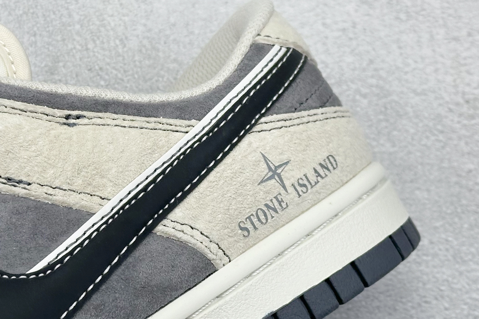 240 XC版 Nk SB Dunk Low 石头岛联名 黑白双勾 周年高端定制 低帮休闲板鞋 DJ2024-087-Chinese UA Cheap High Quatity Brand Clothes Bags handbags Sneakers wholesale wholesaler seller from China Factory suppliers Fashion Clothing Shoes best Quality Beautiful Price 240 XC版 Nk SB Dunk Low 石头岛联名 黑白双勾 周年高端定制 低帮休闲板鞋 DJ2024-087