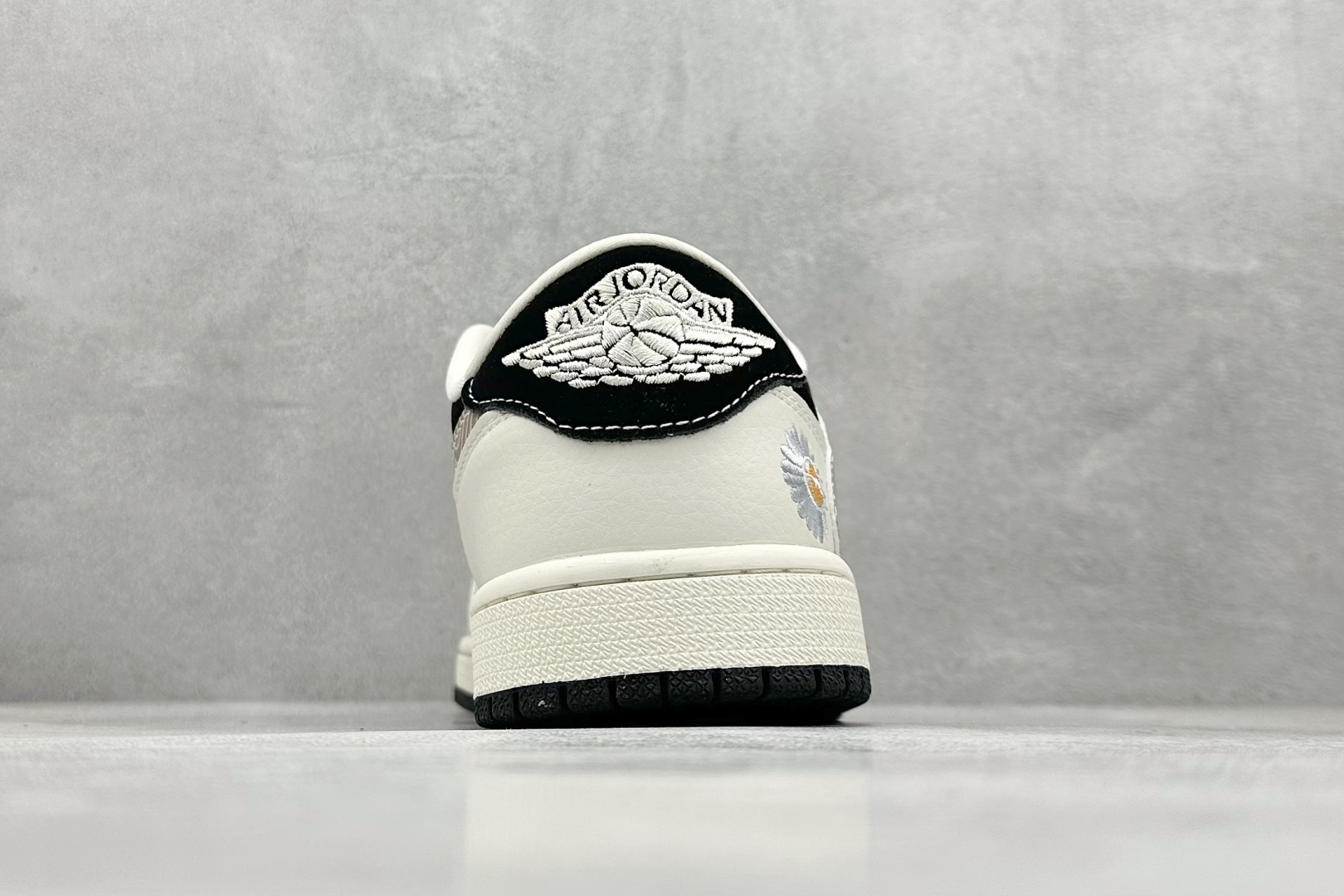 280 XC版Travis Scott x Fragment Design x Air Jordan 1 Low SP AJ1 乔1 权志龙联名 黑白菊花 低帮文化休闲板鞋 XS2024-047-Chinese UA Cheap High Quatity Brand Clothes Bags handbags Sneakers wholesale wholesaler seller from China Factory suppliers Fashion Clothing Shoes best Quality Beautiful Price 280 XC版Travis Scott x Fragment Design x Air Jordan 1 Low SP AJ1 乔1 权志龙联名 黑白菊花 低帮文化休闲板鞋 XS2024-047