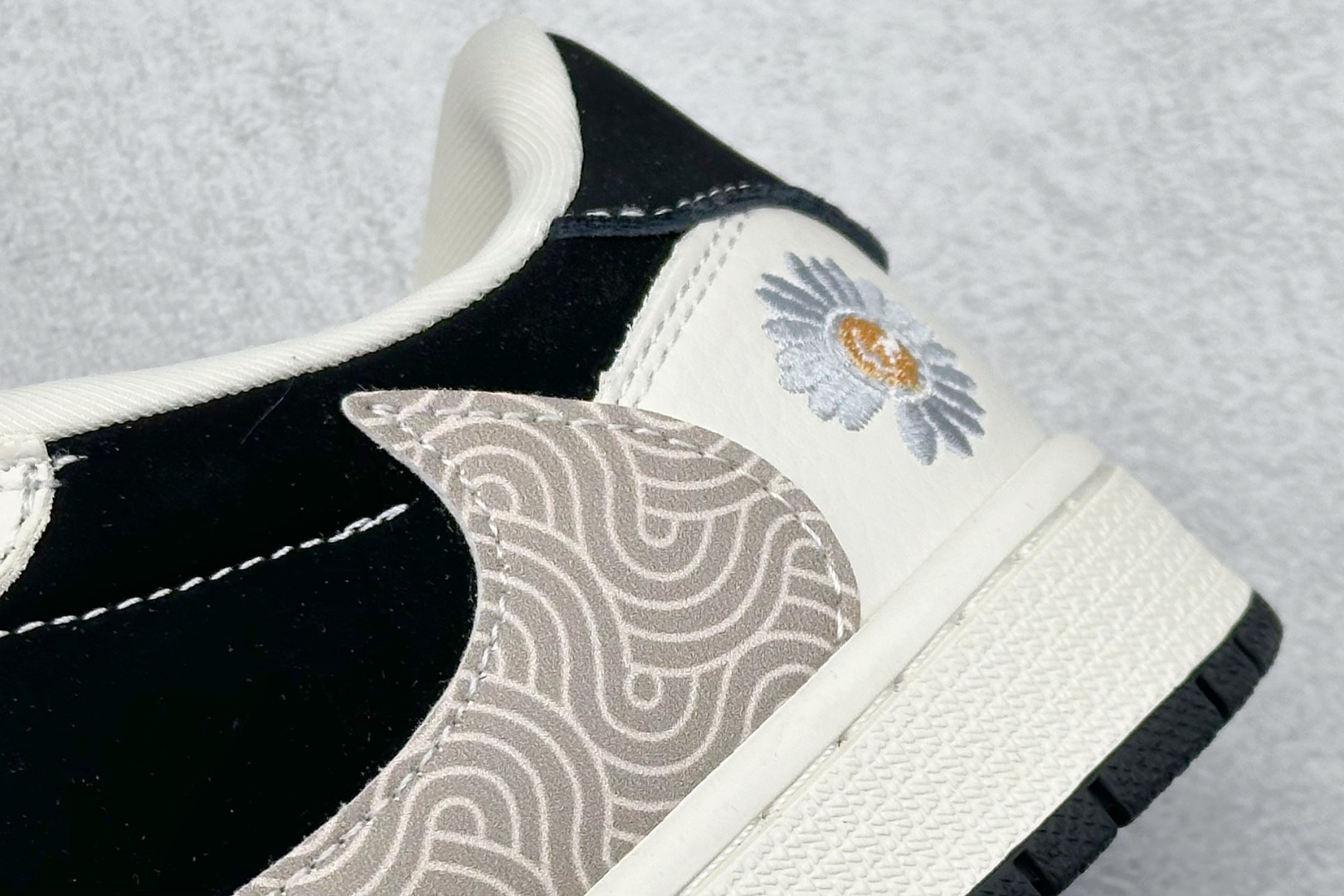 280 XC版Travis Scott x Fragment Design x Air Jordan 1 Low SP AJ1 乔1 权志龙联名 黑白菊花 低帮文化休闲板鞋 XS2024-047-Chinese UA Cheap High Quatity Brand Clothes Bags handbags Sneakers wholesale wholesaler seller from China Factory suppliers Fashion Clothing Shoes best Quality Beautiful Price 280 XC版Travis Scott x Fragment Design x Air Jordan 1 Low SP AJ1 乔1 权志龙联名 黑白菊花 低帮文化休闲板鞋 XS2024-047