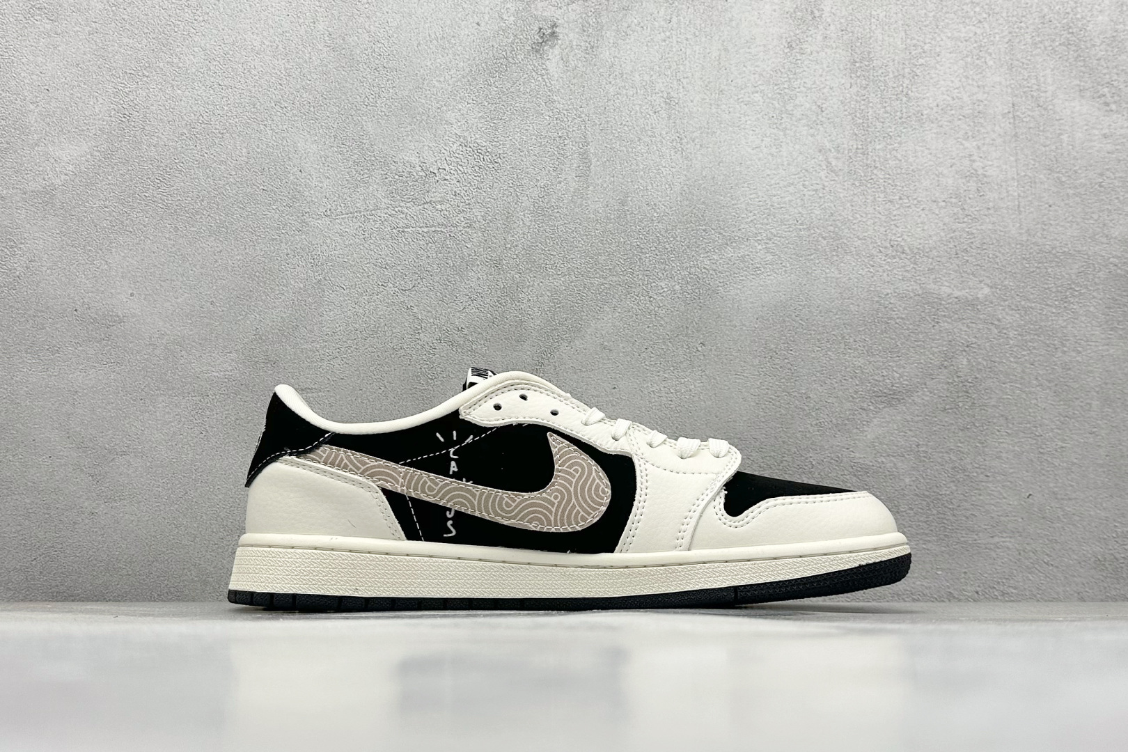 280 XC版Travis Scott x Fragment Design x Air Jordan 1 Low SP AJ1 乔1 权志龙联名 黑白菊花 低帮文化休闲板鞋 XS2024-047-Chinese UA Cheap High Quatity Brand Clothes Bags handbags Sneakers wholesale wholesaler seller from China Factory suppliers Fashion Clothing Shoes best Quality Beautiful Price 280 XC版Travis Scott x Fragment Design x Air Jordan 1 Low SP AJ1 乔1 权志龙联名 黑白菊花 低帮文化休闲板鞋 XS2024-047