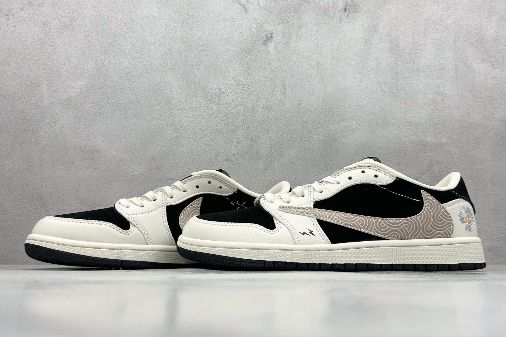 280 XC版Travis Scott x Fragment Design x Air Jordan 1 Low SP AJ1 乔1 权志龙联名 黑白菊花 低帮文化休闲板鞋 XS2024-047-Chinese UA Cheap High Quatity Brand Clothes Bags handbags Sneakers wholesale wholesaler seller from China Factory suppliers Fashion Clothing Shoes best Quality Beautiful Price 280 XC版Travis Scott x Fragment Design x Air Jordan 1 Low SP AJ1 乔1 权志龙联名 黑白菊花 低帮文化休闲板鞋 XS2024-047
