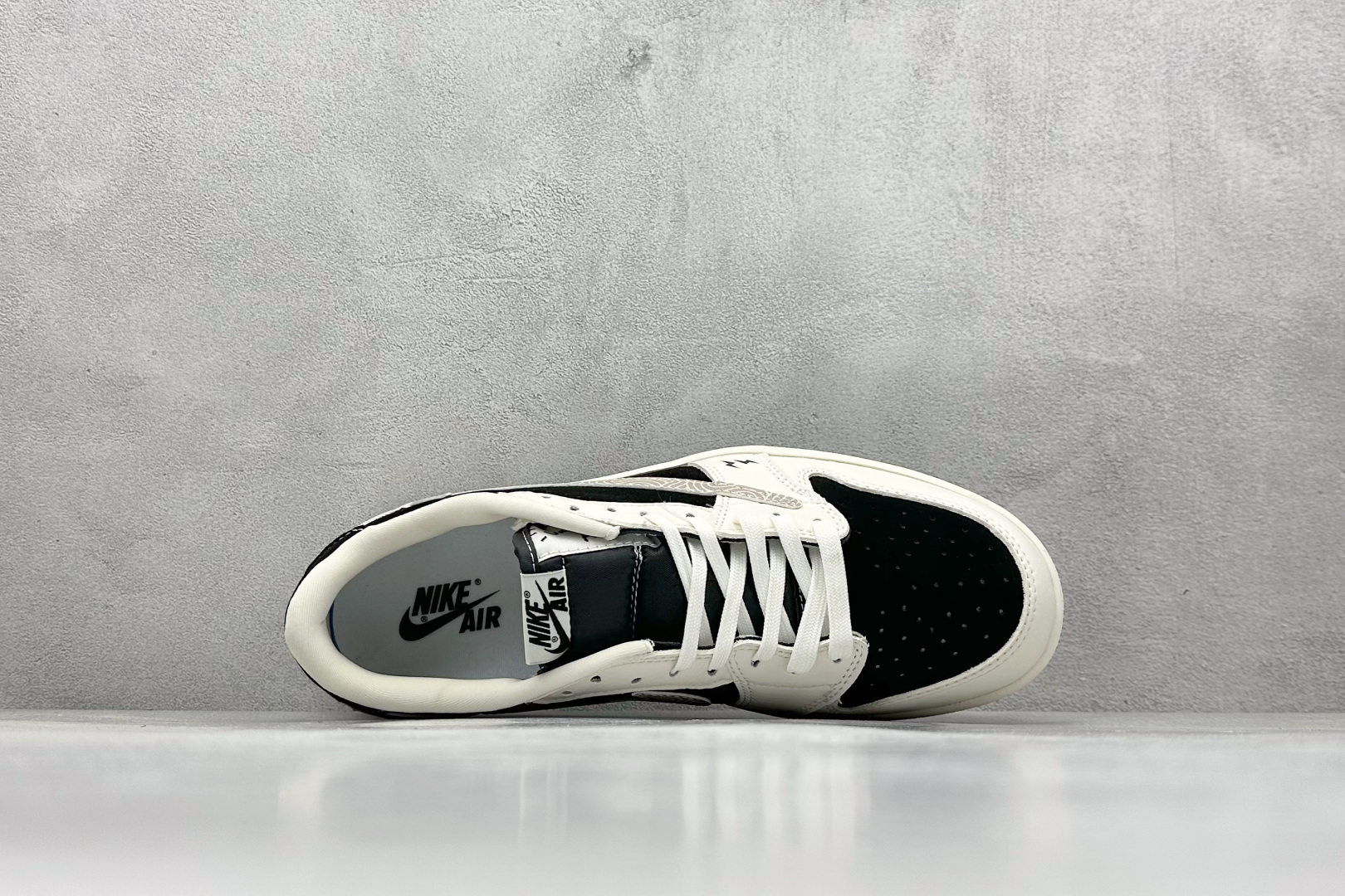 280 XC版Travis Scott x Fragment Design x Air Jordan 1 Low SP AJ1 乔1 权志龙联名 黑白菊花 低帮文化休闲板鞋 XS2024-047-Chinese UA Cheap High Quatity Brand Clothes Bags handbags Sneakers wholesale wholesaler seller from China Factory suppliers Fashion Clothing Shoes best Quality Beautiful Price 280 XC版Travis Scott x Fragment Design x Air Jordan 1 Low SP AJ1 乔1 权志龙联名 黑白菊花 低帮文化休闲板鞋 XS2024-047