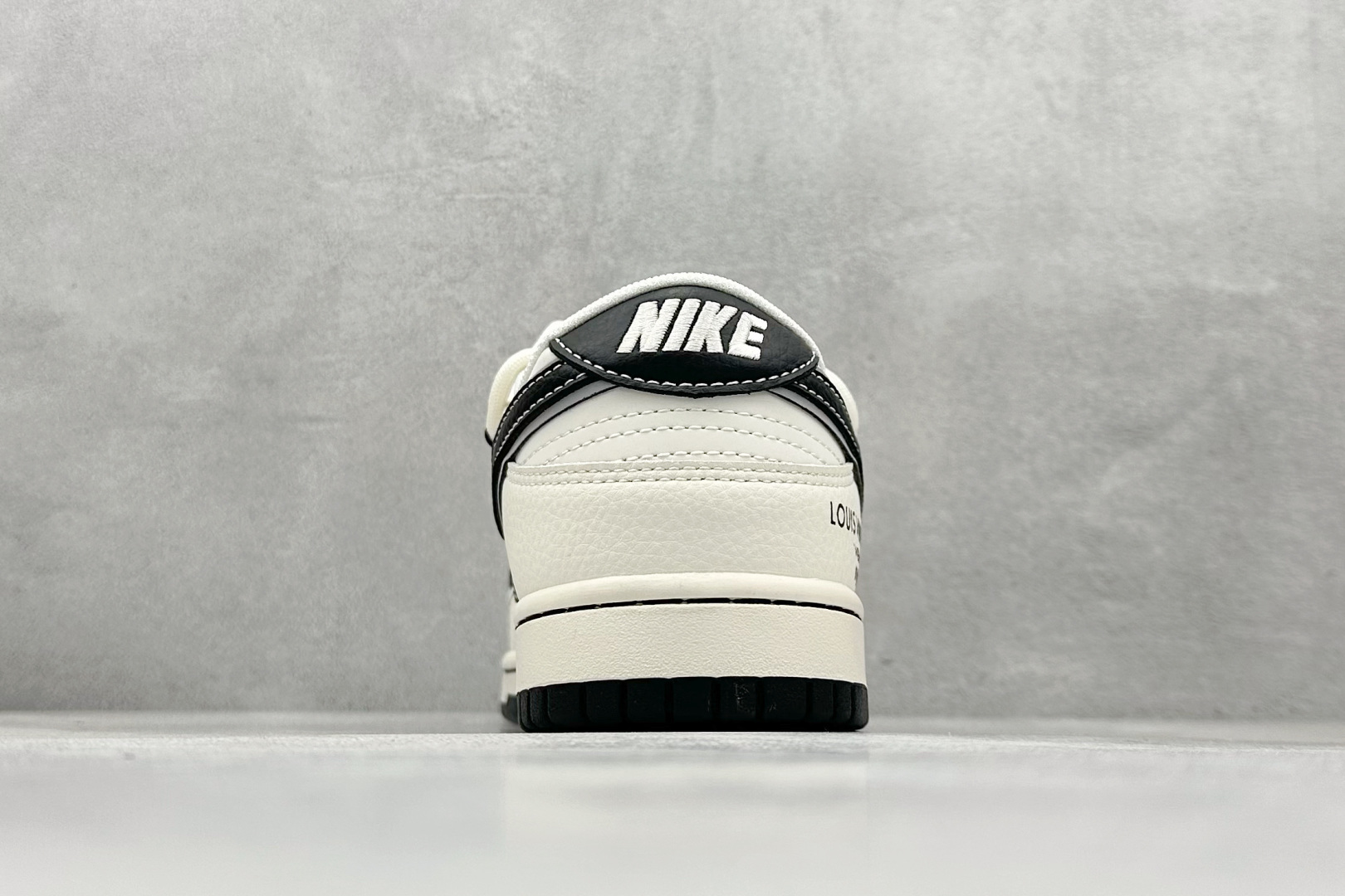 300 XC版Nike SB Dunk Low LV联名 米白绑带黑勾 周年高端定制 低帮休闲板鞋 YX5066-337-Chinese UA Cheap High Quatity Brand Clothes Bags handbags Sneakers wholesale wholesaler seller from China Factory suppliers Fashion Clothing Shoes best Quality Beautiful Price 300 XC版Nike SB Dunk Low LV联名 米白绑带黑勾 周年高端定制 低帮休闲板鞋 YX5066-337