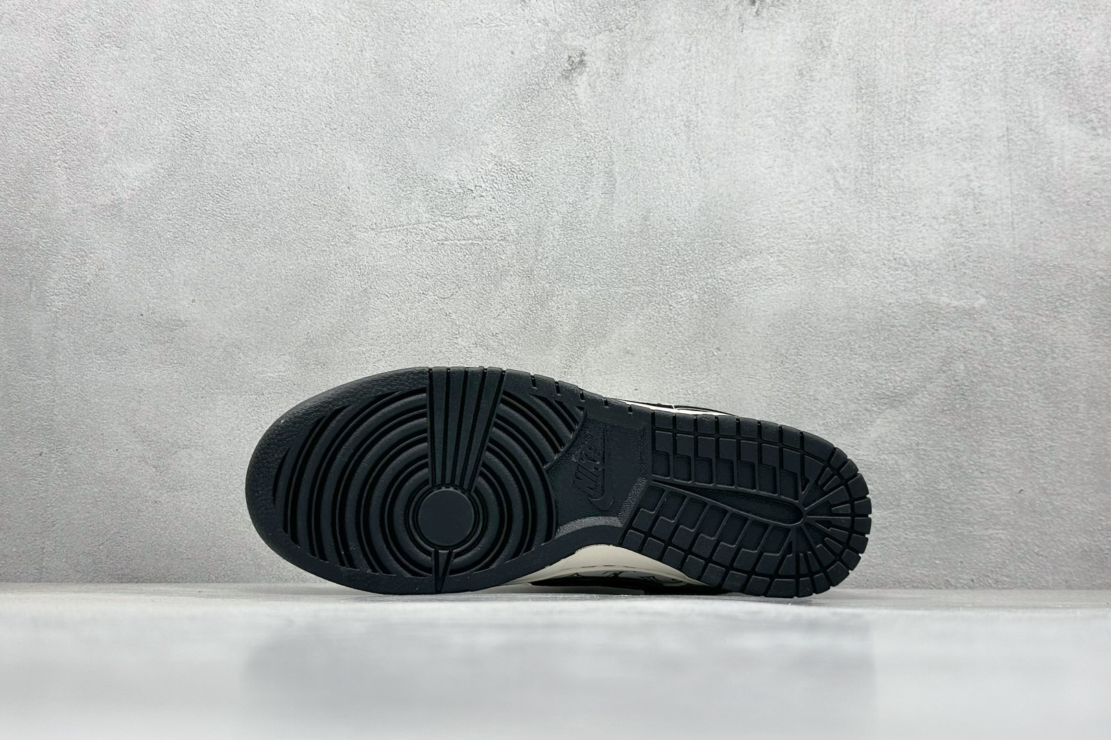 300 XC版Nike SB Dunk Low LV联名 米白绑带黑勾 周年高端定制 低帮休闲板鞋 YX5066-337-Chinese UA Cheap High Quatity Brand Clothes Bags handbags Sneakers wholesale wholesaler seller from China Factory suppliers Fashion Clothing Shoes best Quality Beautiful Price 300 XC版Nike SB Dunk Low LV联名 米白绑带黑勾 周年高端定制 低帮休闲板鞋 YX5066-337