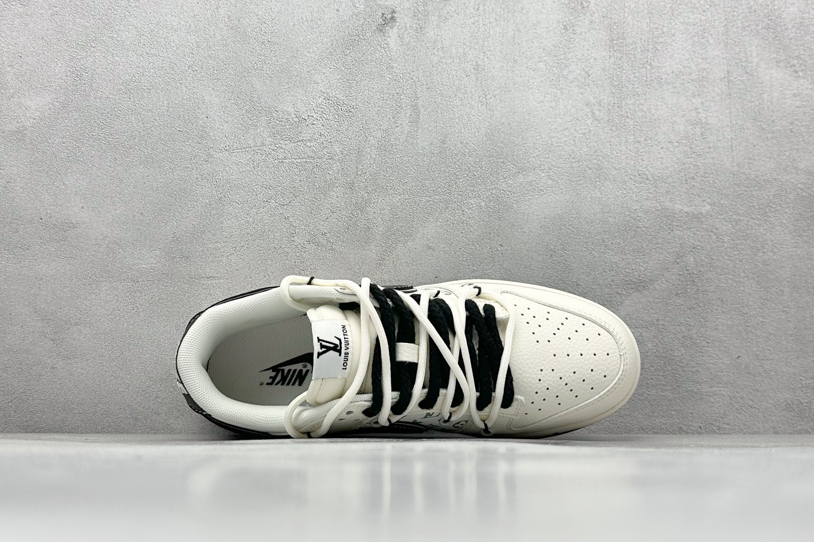 300 XC版Nike SB Dunk Low LV联名 米白绑带黑勾 周年高端定制 低帮休闲板鞋 YX5066-337-Chinese UA Cheap High Quatity Brand Clothes Bags handbags Sneakers wholesale wholesaler seller from China Factory suppliers Fashion Clothing Shoes best Quality Beautiful Price 300 XC版Nike SB Dunk Low LV联名 米白绑带黑勾 周年高端定制 低帮休闲板鞋 YX5066-337