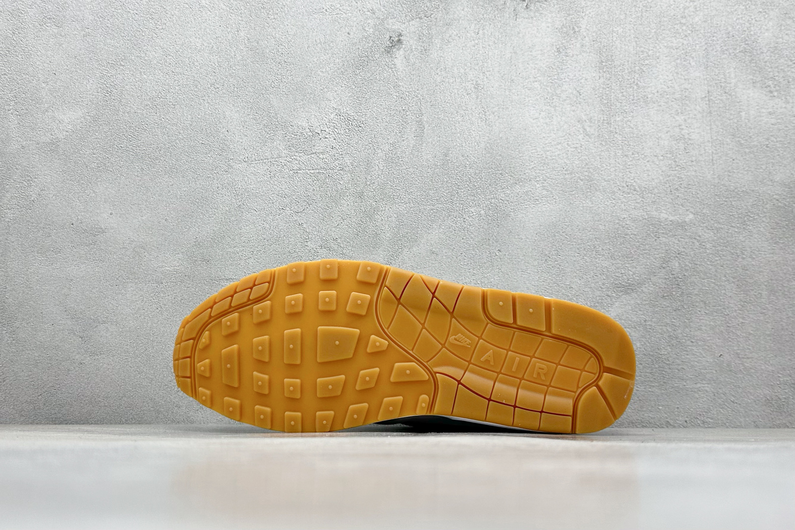 Nike Air Max 1 耐克半掌气垫复古跑步鞋 FN0697-100