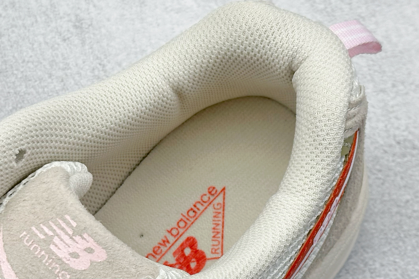 福利特价 放店私
New Balance NB530 新百伦复古透气跑步鞋 抛弃过往以皮革为主的人气轮廓