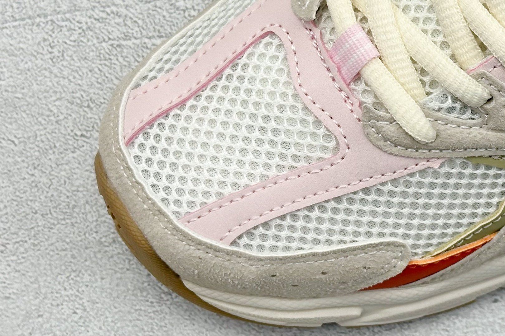 福利特价 放店私
New Balance NB530 新百伦复古透气跑步鞋 抛弃过往以皮革为主的人气轮廓
