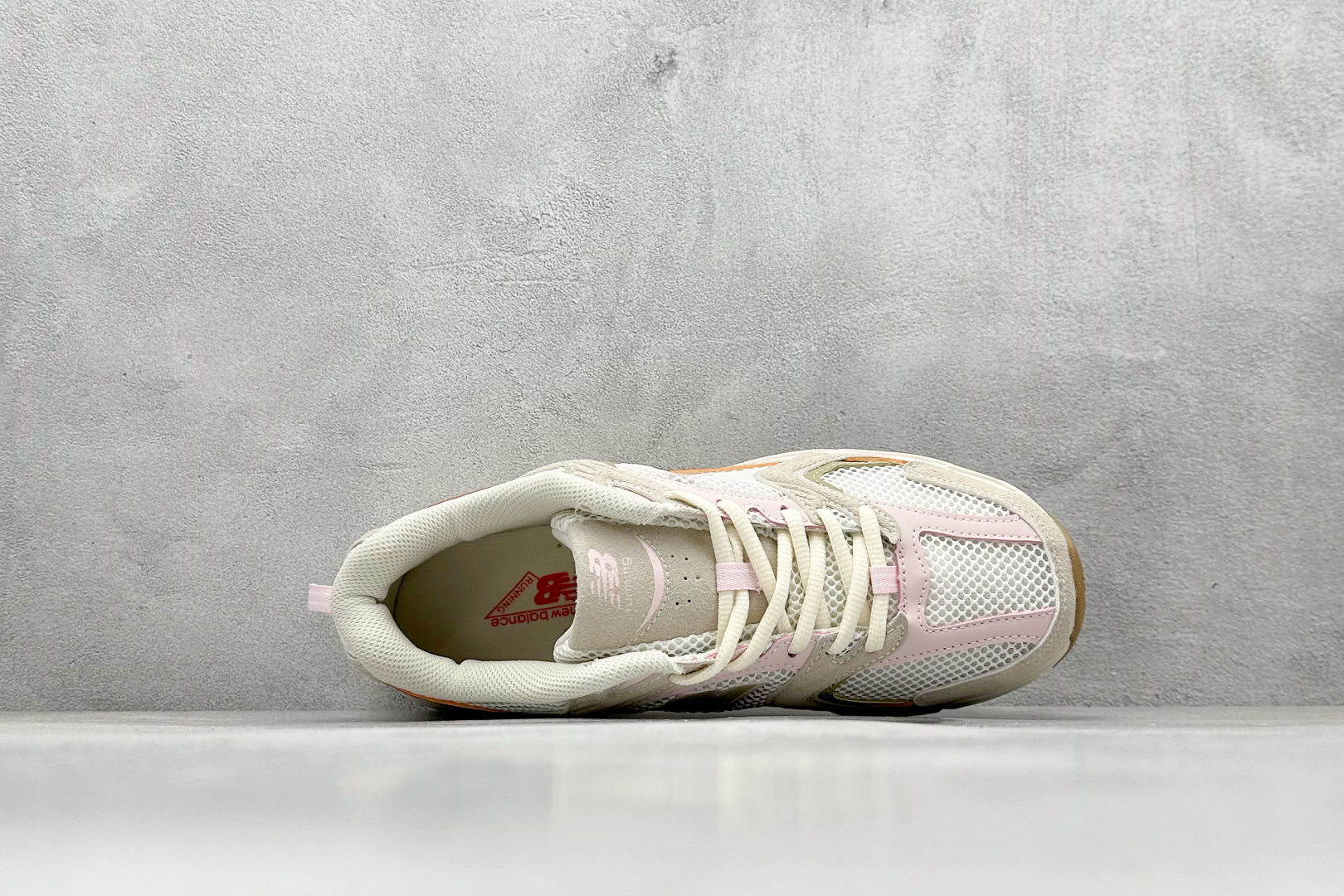 福利特价 放店私
New Balance NB530 新百伦复古透气跑步鞋 抛弃过往以皮革为主的人气轮廓
