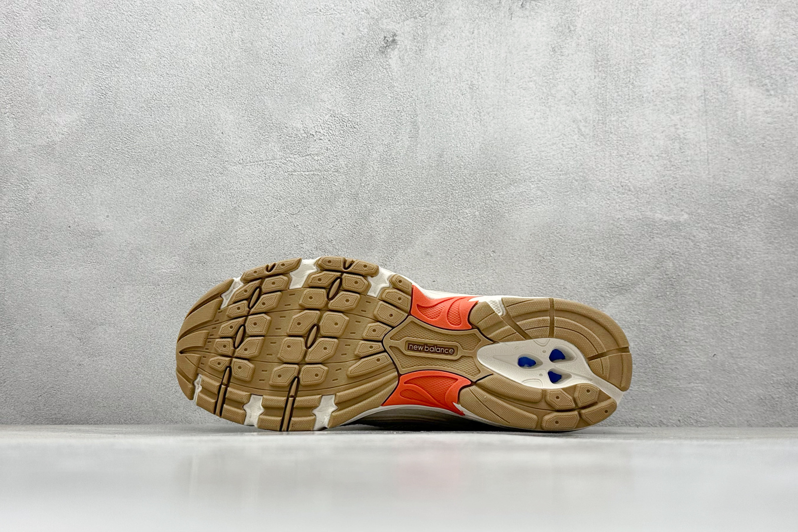 福利特价 放店私
New Balance NB530 新百伦复古透气跑步鞋 抛弃过往以皮革为主的人气轮廓