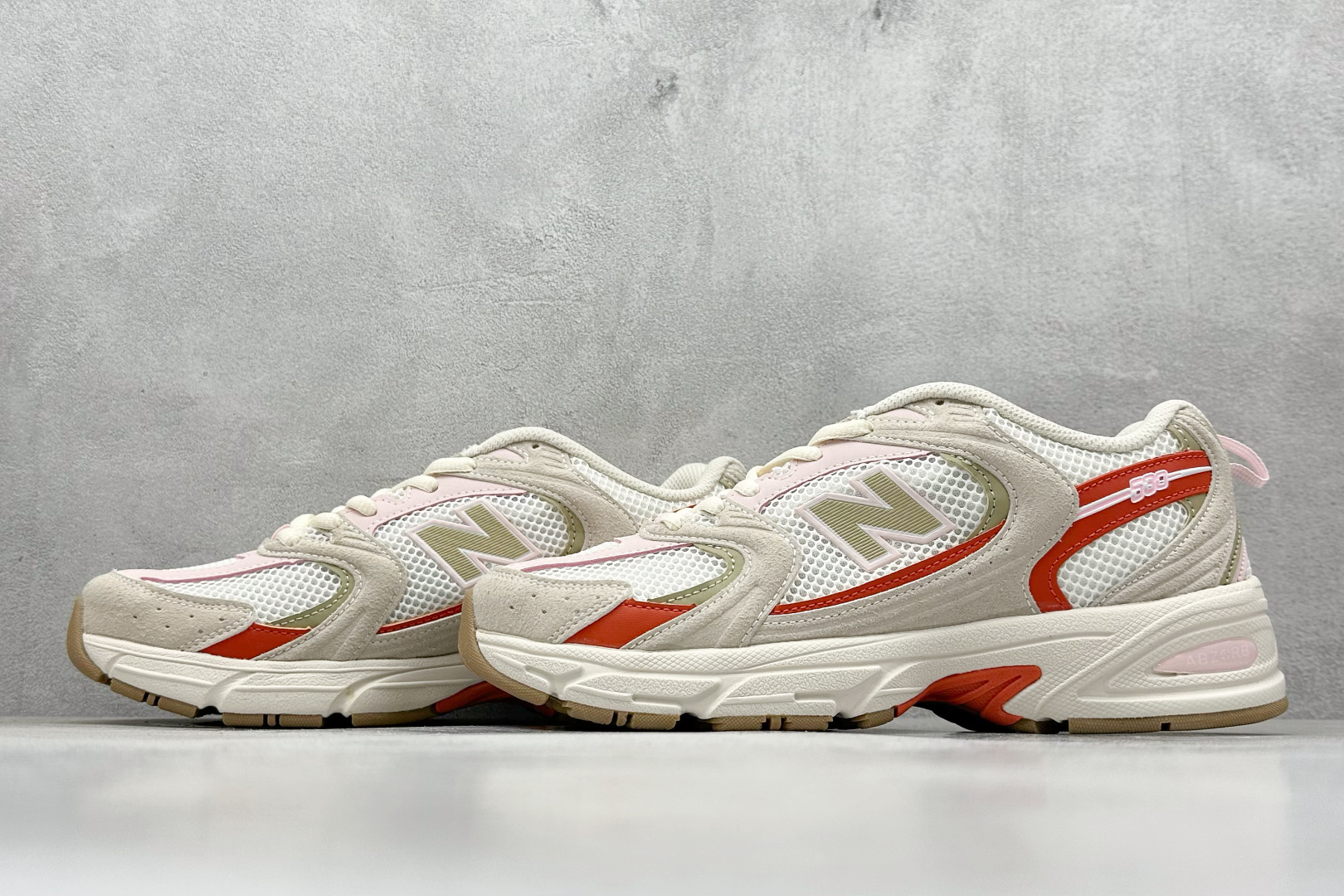 福利特价 放店私
New Balance NB530 新百伦复古透气跑步鞋 抛弃过往以皮革为主的人气轮廓