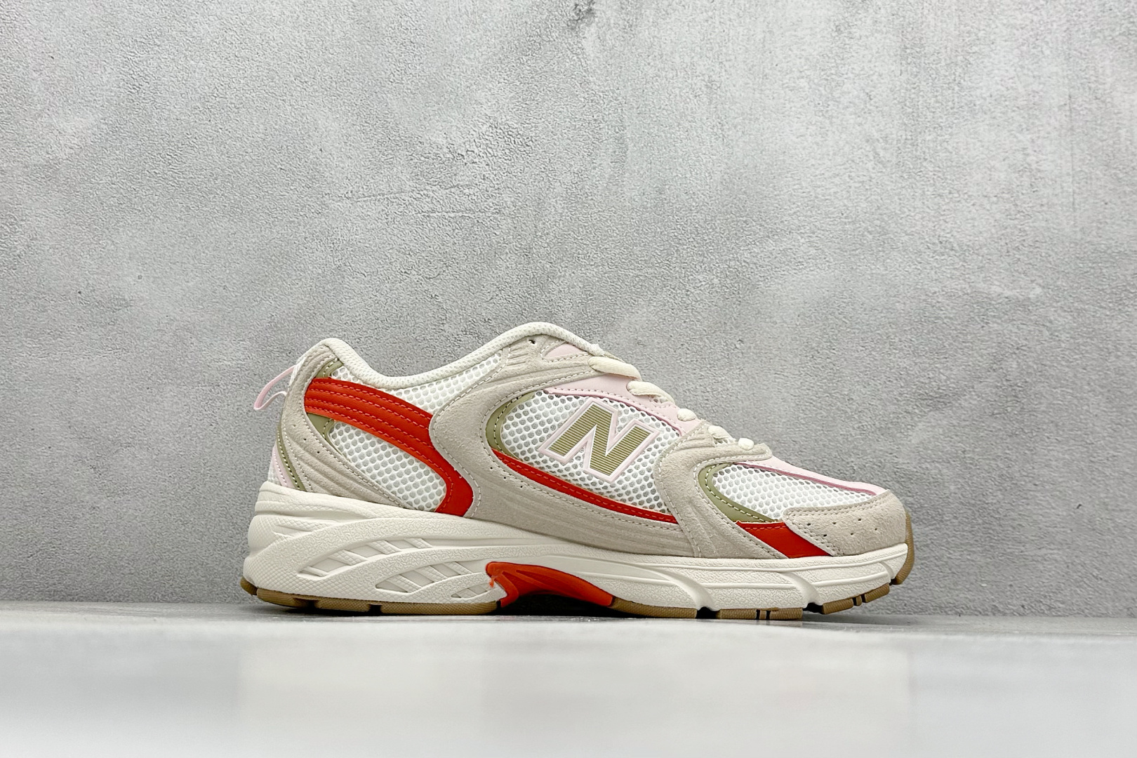福利特价 放店私
New Balance NB530 新百伦复古透气跑步鞋 抛弃过往以皮革为主的人气轮廓