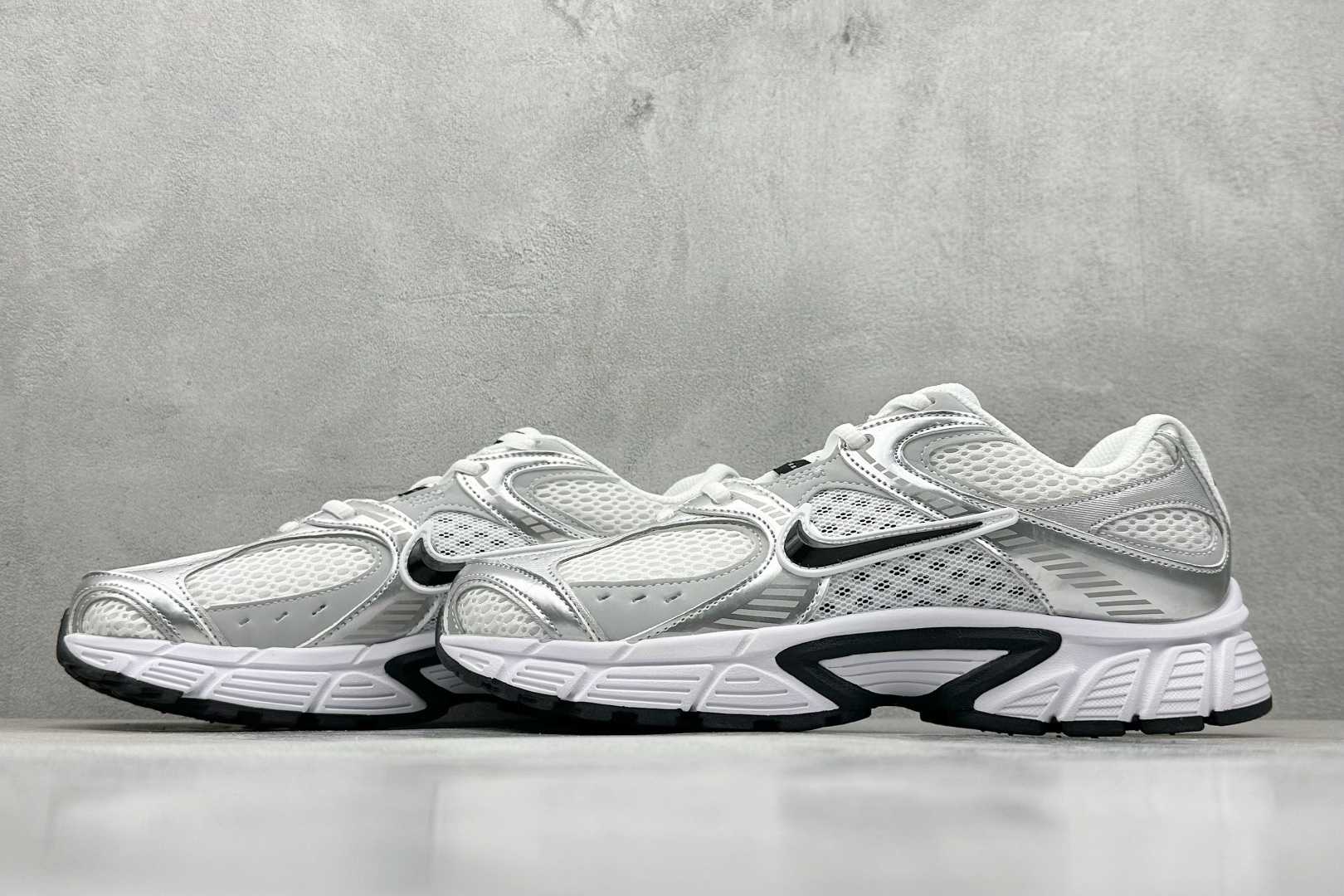 GS版 NK V5 RNR 舒适百搭跑步鞋 融合了复古与现代设计元素 HQ7901-107 GS版 NK V5 RNR 舒适百搭跑步鞋 融合了复古与现代设计元素 HQ7901-107