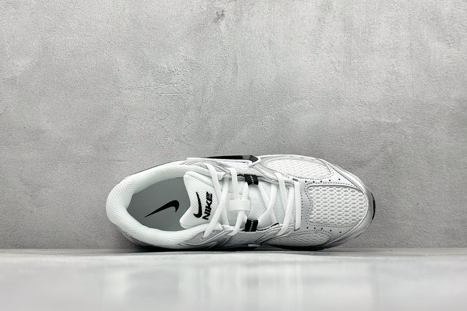 GS版 NK V5 RNR 舒适百搭跑步鞋 融合了复古与现代设计元素 HQ7901-107 GS版 NK V5 RNR 舒适百搭跑步鞋 融合了复古与现代设计元素 HQ7901-107