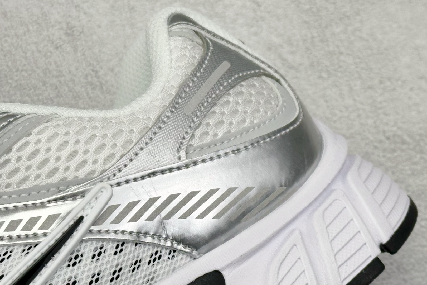 GS版 NK V5 RNR 舒适百搭跑步鞋 融合了复古与现代设计元素 HQ7901-107 GS版 NK V5 RNR 舒适百搭跑步鞋 融合了复古与现代设计元素 HQ7901-107