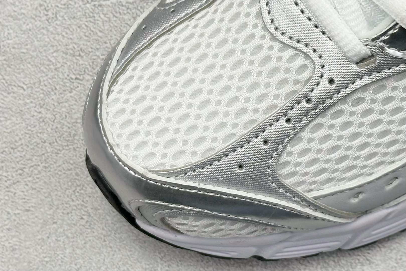 GS版 NK V5 RNR 舒适百搭跑步鞋 融合了复古与现代设计元素 HQ7901-107 GS版 NK V5 RNR 舒适百搭跑步鞋 融合了复古与现代设计元素 HQ7901-107