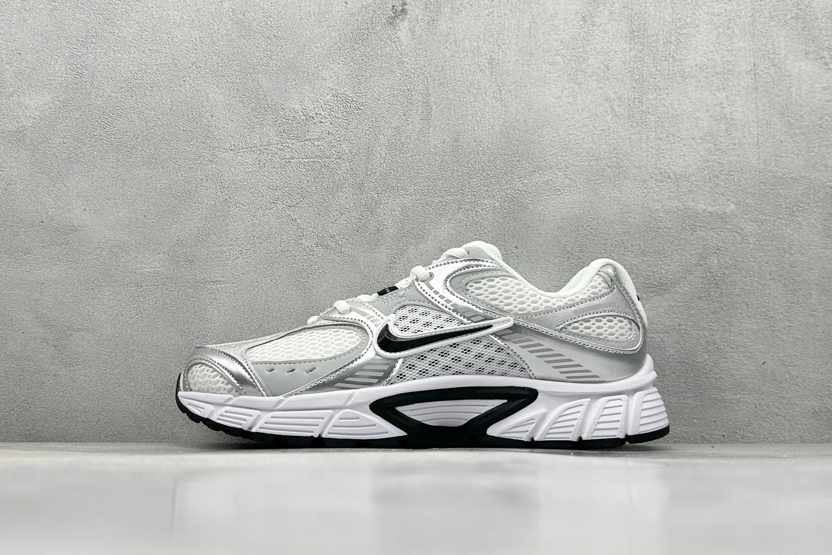 GS版 NK V5 RNR 舒适百搭跑步鞋 融合了复古与现代设计元素 HQ7901-107 GS版 NK V5 RNR 舒适百搭跑步鞋 融合了复古与现代设计元素 HQ7901-107