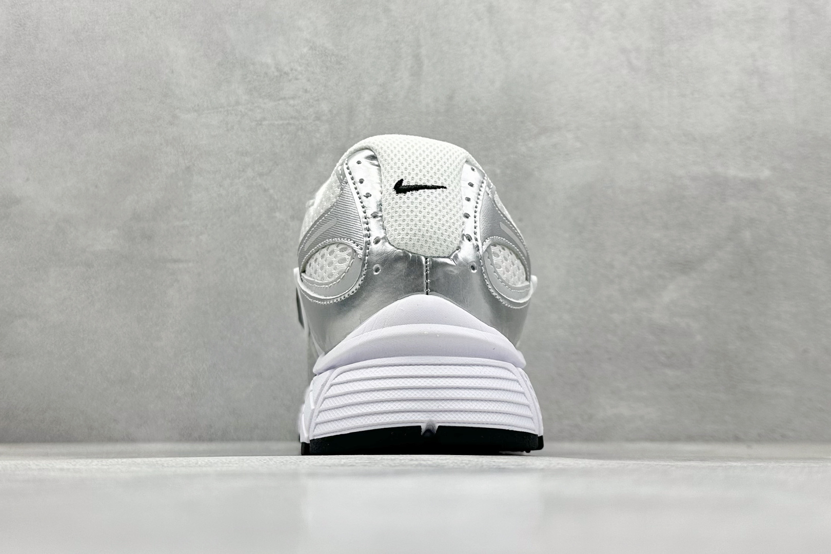 GS版 NK V5 RNR 舒适百搭跑步鞋 融合了复古与现代设计元素 HQ7901-107 GS版 NK V5 RNR 舒适百搭跑步鞋 融合了复古与现代设计元素 HQ7901-107