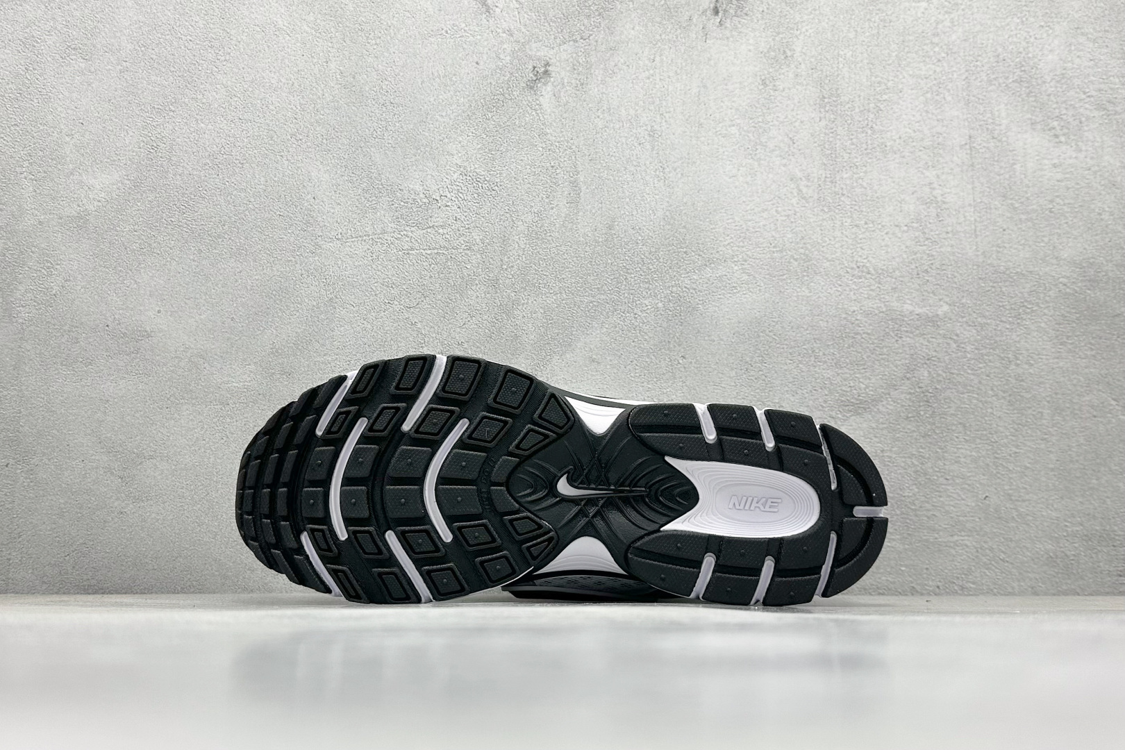 GS版 NK V5 RNR 舒适百搭跑步鞋 融合了复古与现代设计元素 HQ7901-107 GS版 NK V5 RNR 舒适百搭跑步鞋 融合了复古与现代设计元素 HQ7901-107