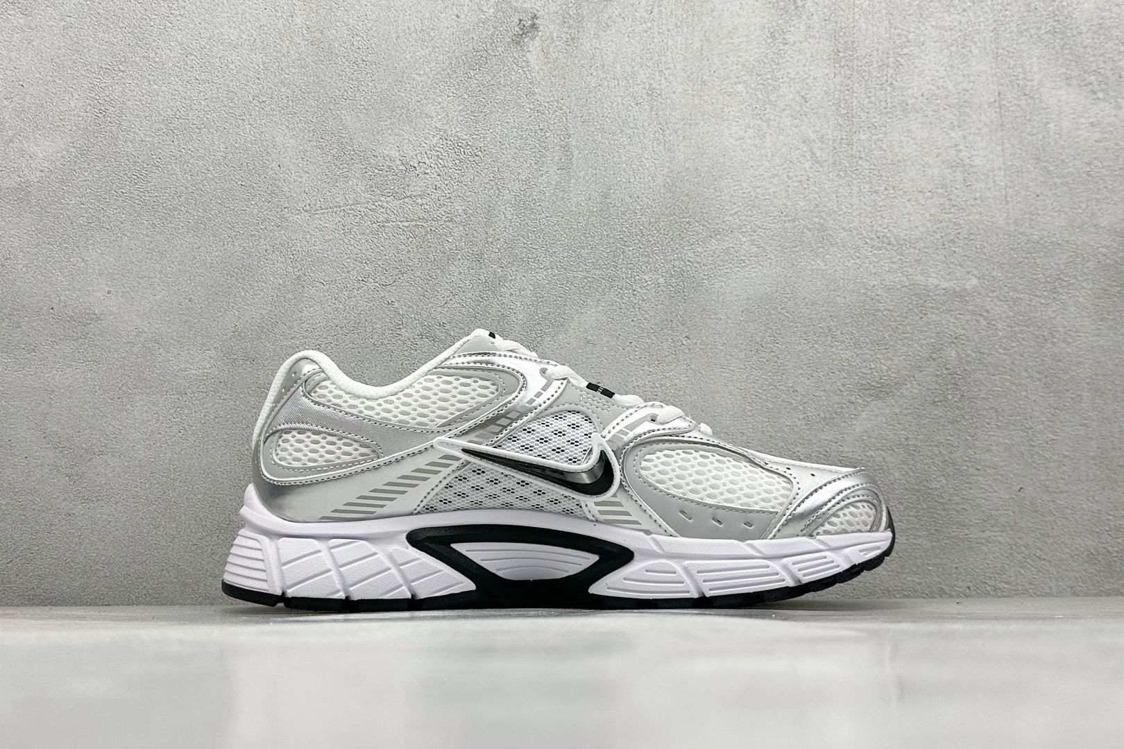 GS版 NK V5 RNR 舒适百搭跑步鞋 融合了复古与现代设计元素 HQ7901-107 GS版 NK V5 RNR 舒适百搭跑步鞋 融合了复古与现代设计元素 HQ7901-107