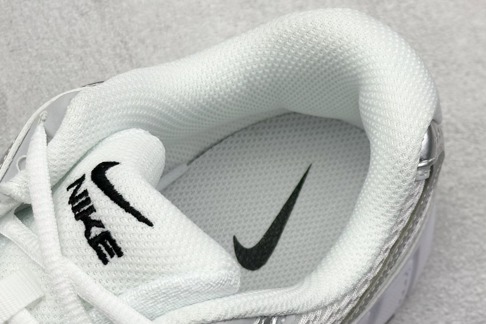 GS版 NK V5 RNR 舒适百搭跑步鞋 融合了复古与现代设计元素 HQ7901-107 GS版 NK V5 RNR 舒适百搭跑步鞋 融合了复古与现代设计元素 HQ7901-107