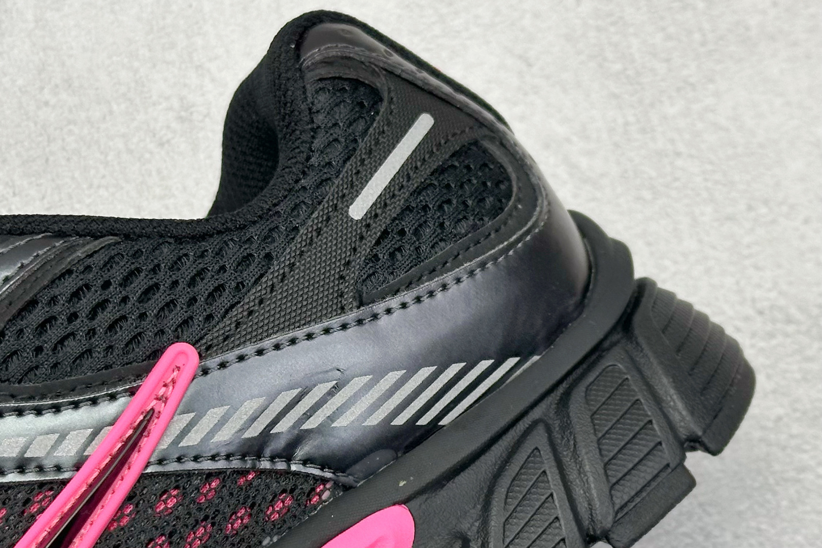 GS版 NK V5 RNR 舒适百搭跑步鞋 融合了复古与现代设计元素 HJ5528-007