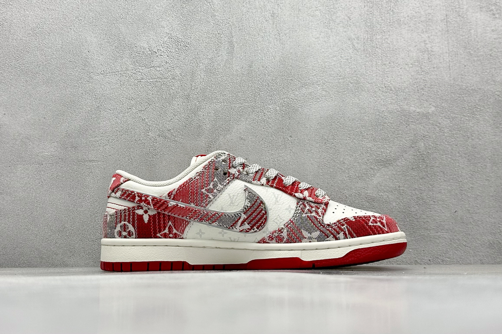SC版Nike SB Dunk Low LV联名 灰红牛仔 周年高端定制 低帮休闲板鞋 SC9772-809