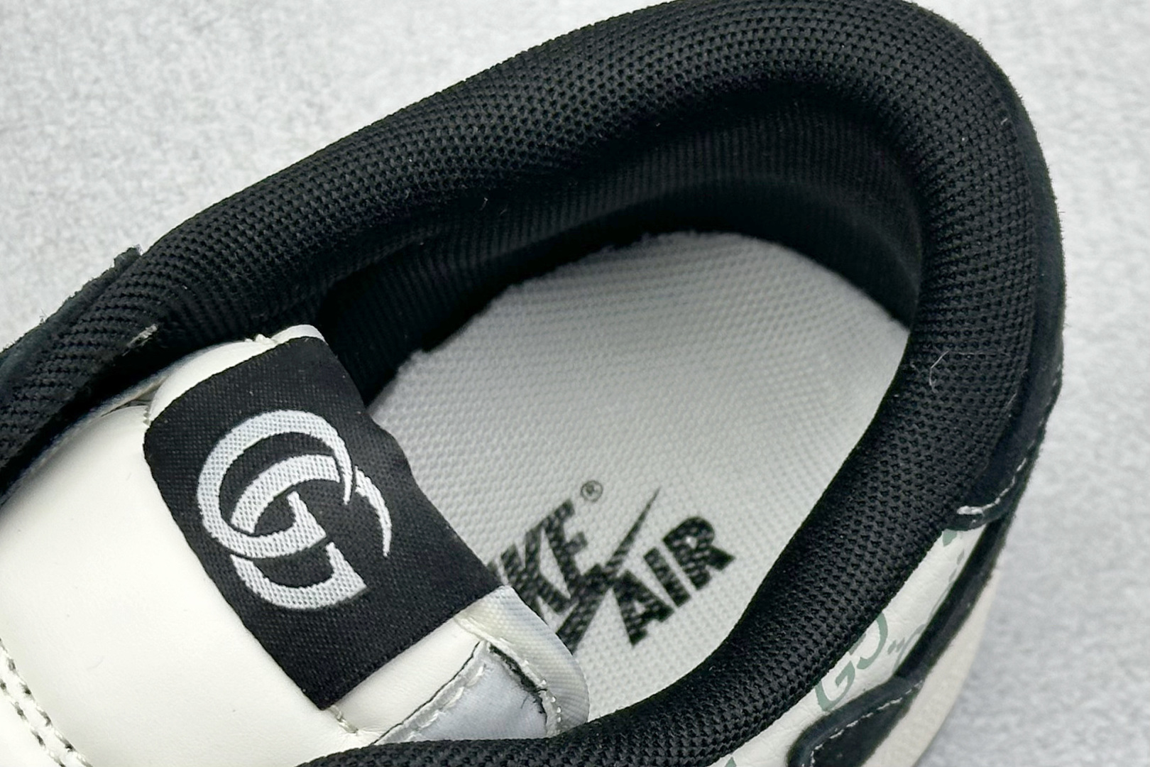 XC版Travis Scott x Nike Air Jordan 1 Low x GUCCI Air Jordan 1 Low 反转黑白小钩倒钩 SJ2068-139 XC版Travis Scott x Nike Air Jordan 1 Low x GUCCI Air Jordan 1 Low 反转黑白小钩倒钩 SJ2068-139