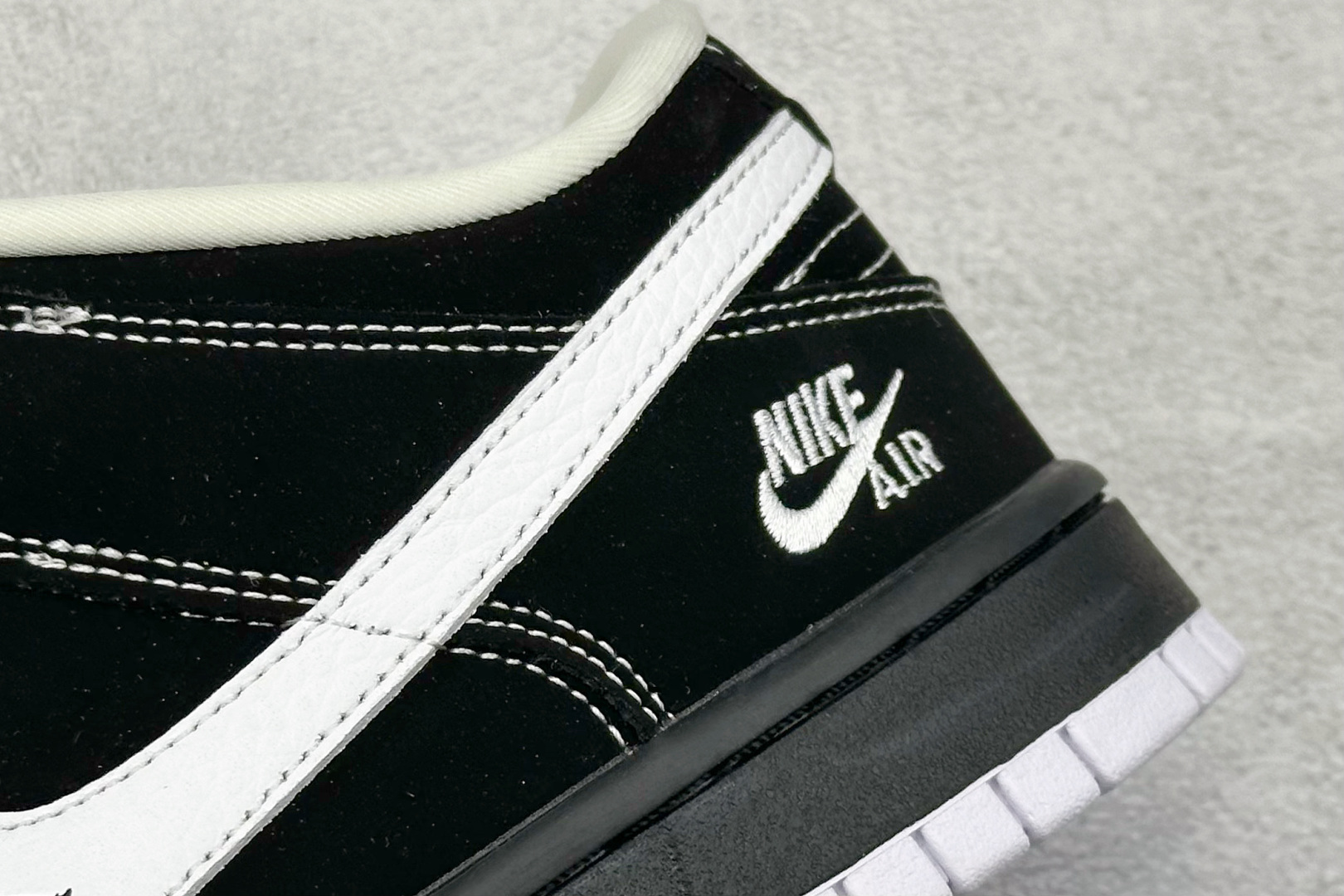 XC版Nike SB Dunk Low 全黑白勾 周年高端定制 低帮休闲板鞋 LW1818-117 XC版Nike SB Dunk Low 全黑白勾 周年高端定制 低帮休闲板鞋 LW1818-117