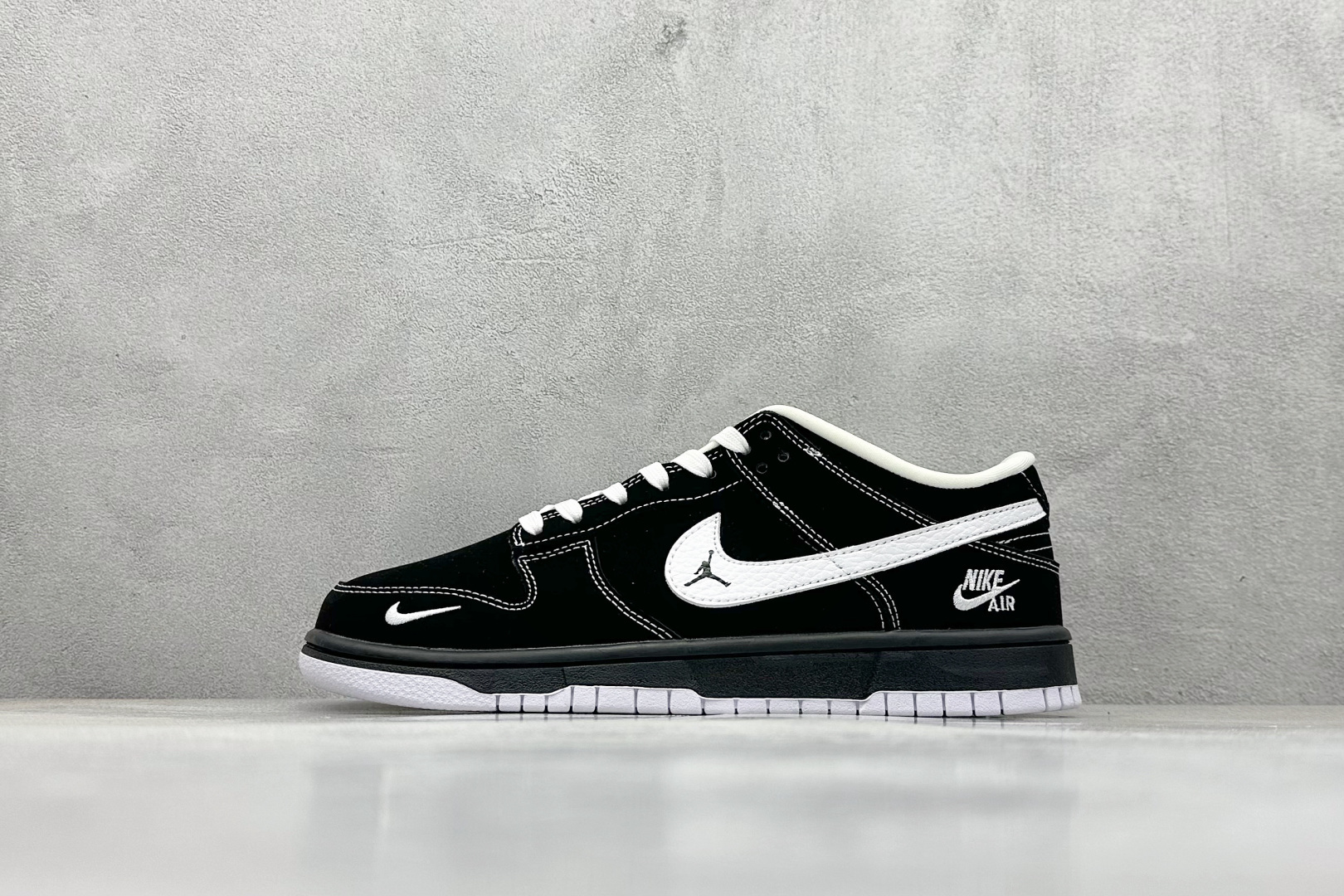 XC版Nike SB Dunk Low 全黑白勾 周年高端定制 低帮休闲板鞋 LW1818-117 XC版Nike SB Dunk Low 全黑白勾 周年高端定制 低帮休闲板鞋 LW1818-117