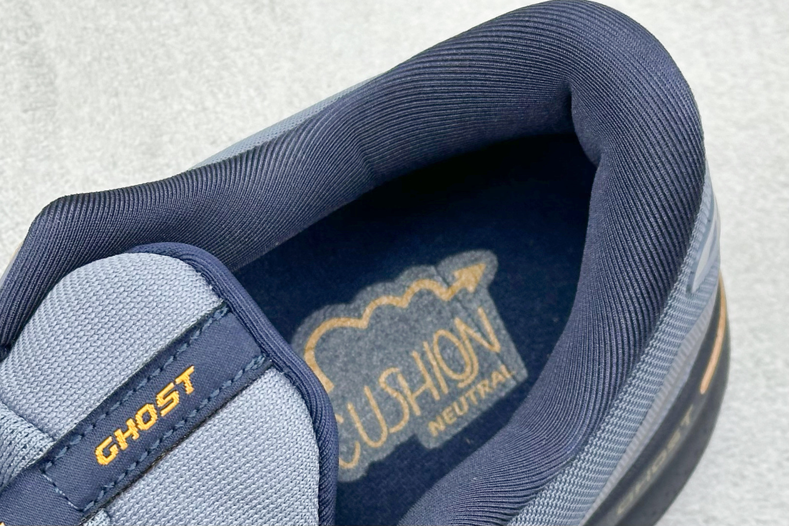 💰200
Brooks Ghost 15代 布鲁克斯 系列低帮透气缓震支撑休闲运动慢跑鞋
#采用改进工程空气网眼组合热熔工艺 鞋面材质搭载DNA LOFT V2密度泡棉缓震系统 中底外置防滑耐磨橡胶底片 回归个性化跑姿
货号:110393 1D 025
尺码:36-46
编码:31