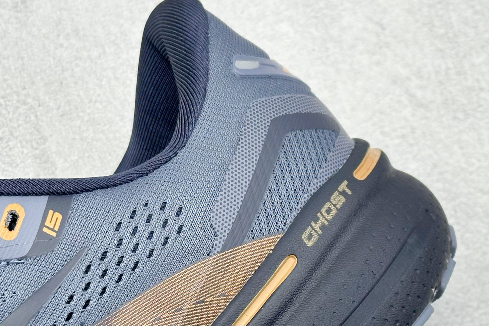 💰200
Brooks Ghost 15代 布鲁克斯 系列低帮透气缓震支撑休闲运动慢跑鞋
#采用改进工程空气网眼组合热熔工艺 鞋面材质搭载DNA LOFT V2密度泡棉缓震系统 中底外置防滑耐磨橡胶底片 回归个性化跑姿
货号:110393 1D 025
尺码:36-46
编码:31